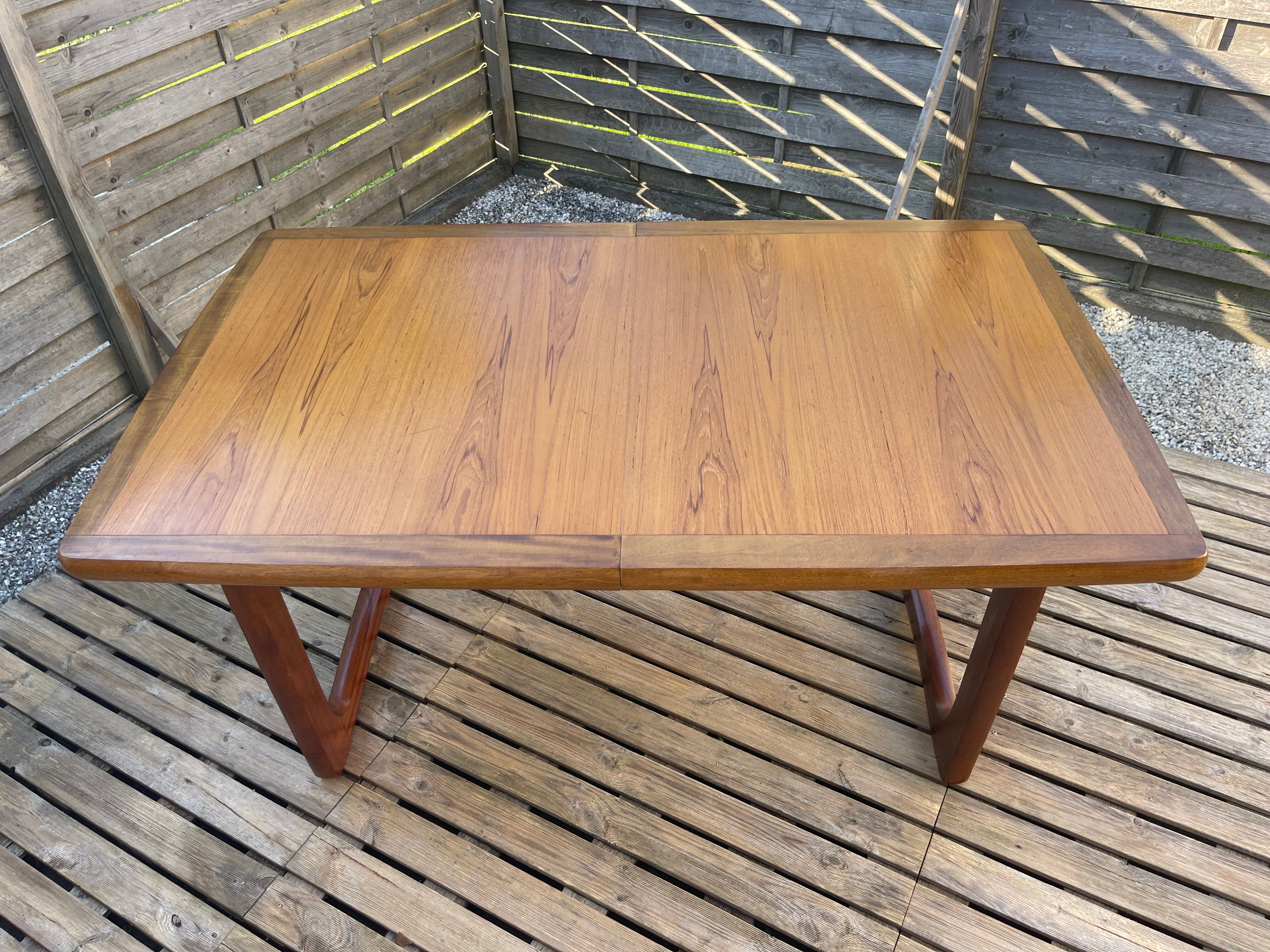 Table extensible en teck, pied traîneau