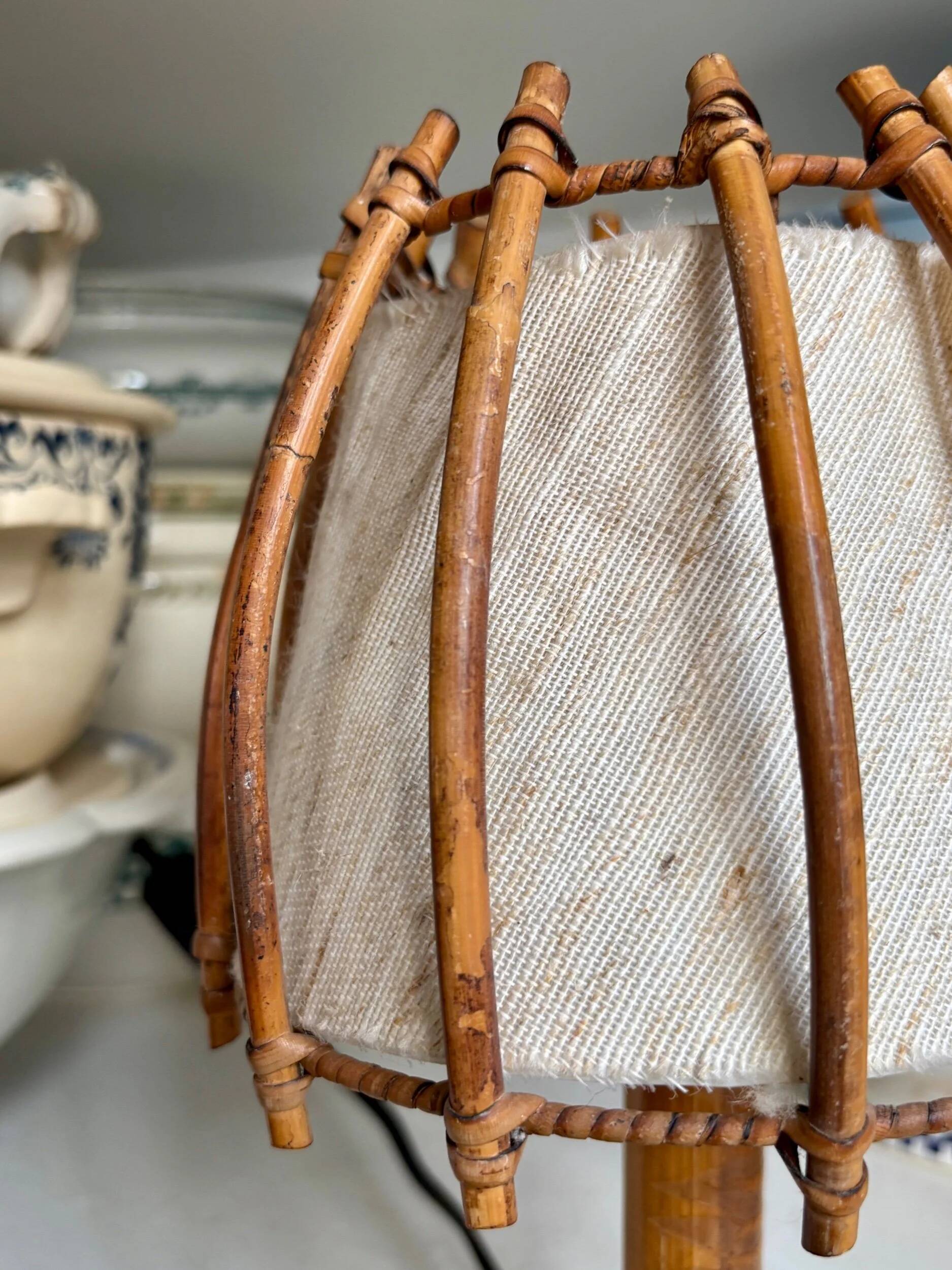 Beige rattan and cotton table lamp