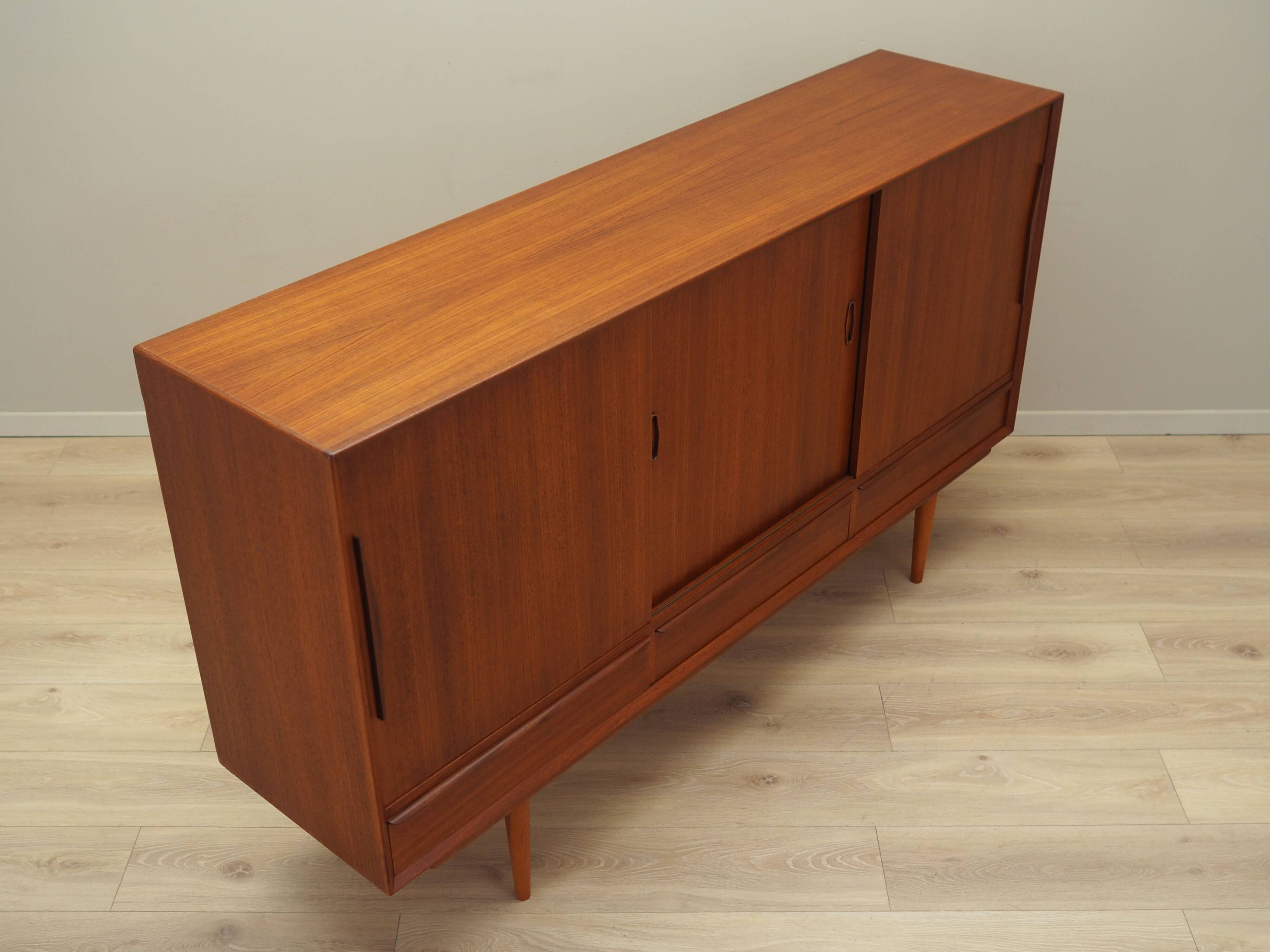 Buffet haut en teck, design danois, années 1960, production : Danemark