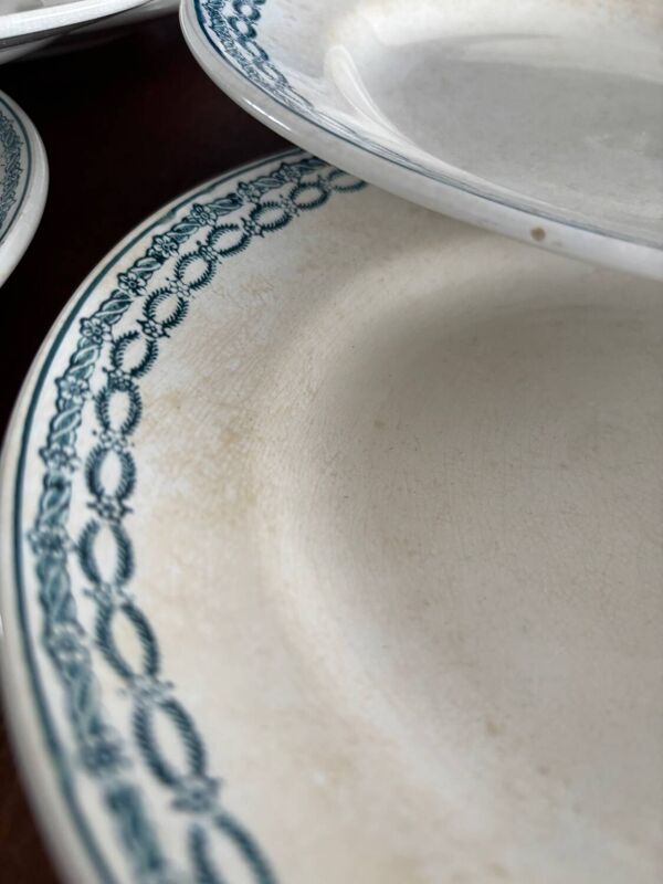 Lot de 6 Assiettes Anciennes en Terre de Fer St Amand – Jolie Patine Vintag