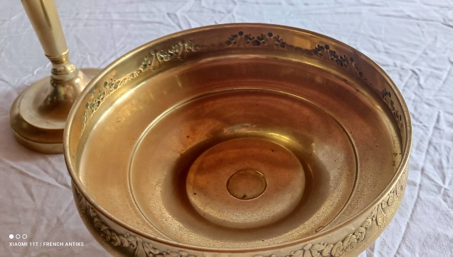 Fruit bowl, basket on foot, compote dish in embossed brass.