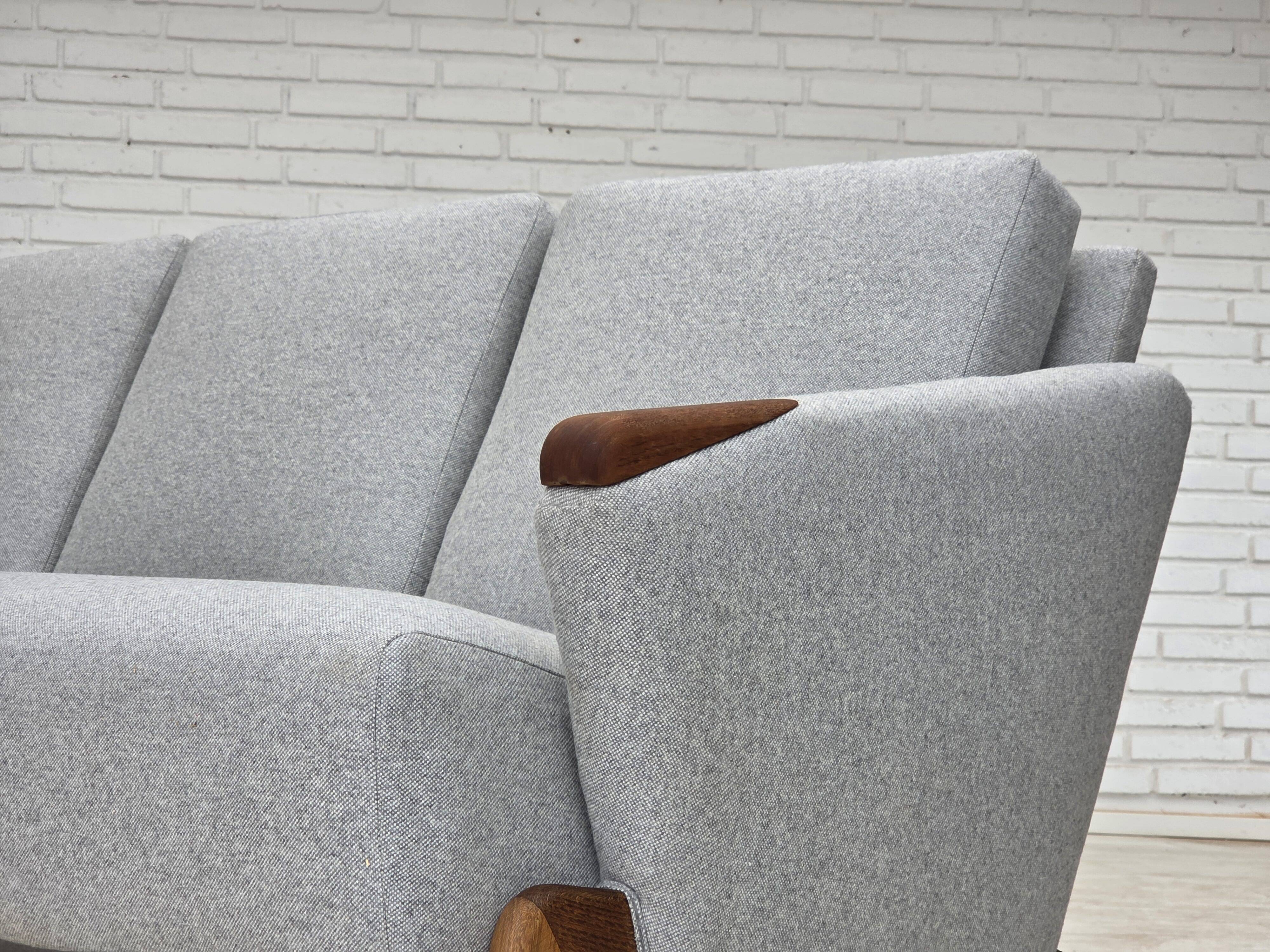 Design danois par Arne Hovmand-Olsen, canapé 3 places modèle 490, refait à neuf.