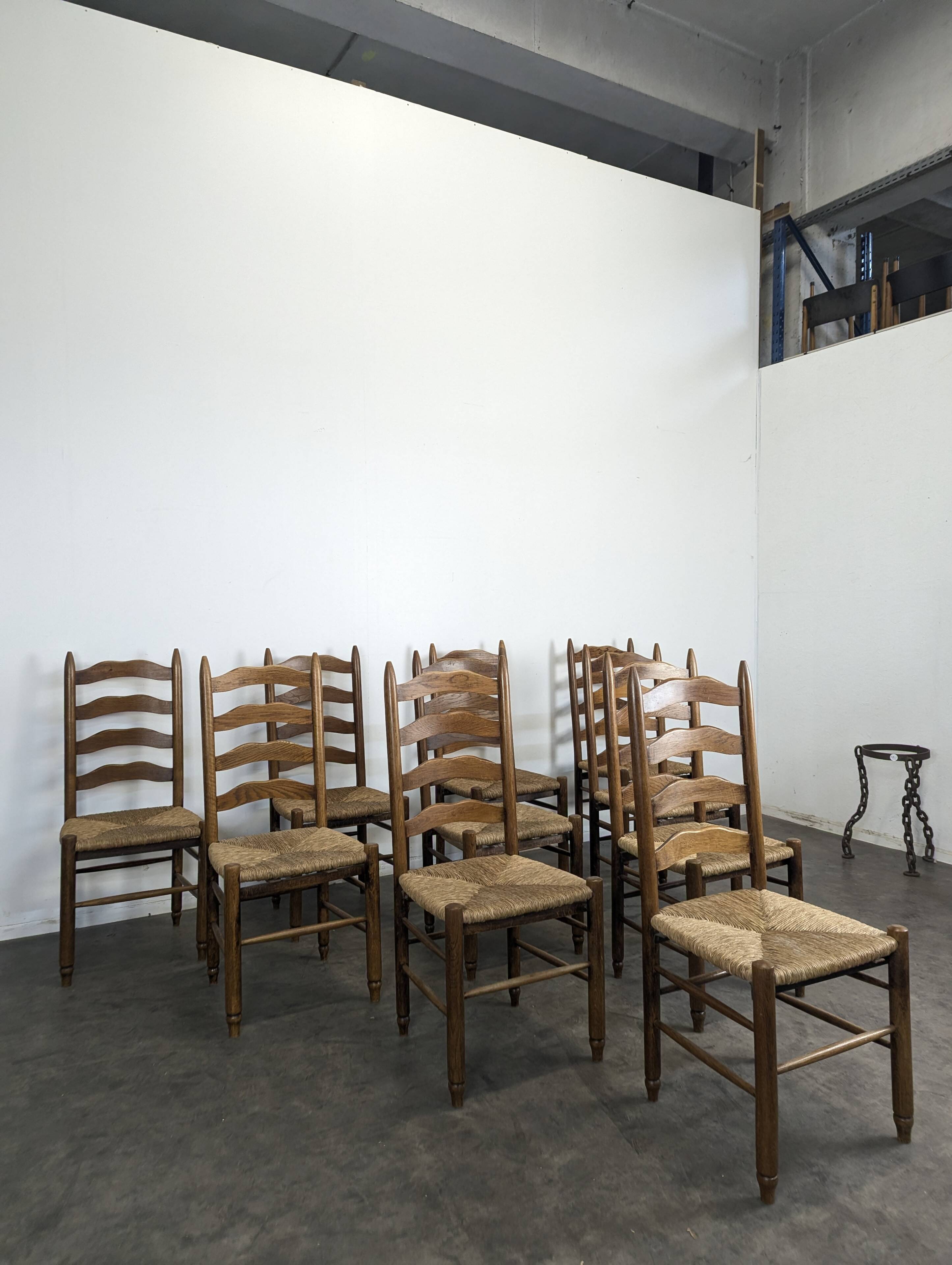 Série de 10 chaises dans l'esprit de Charlotte Perriand