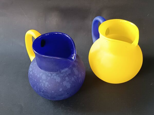 2 pichets en verre jaune et bleu, 1990