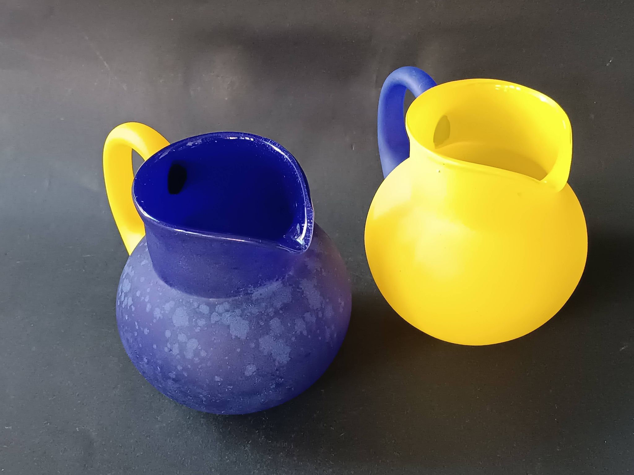 2 pichets en verre jaune et bleu, 1990
