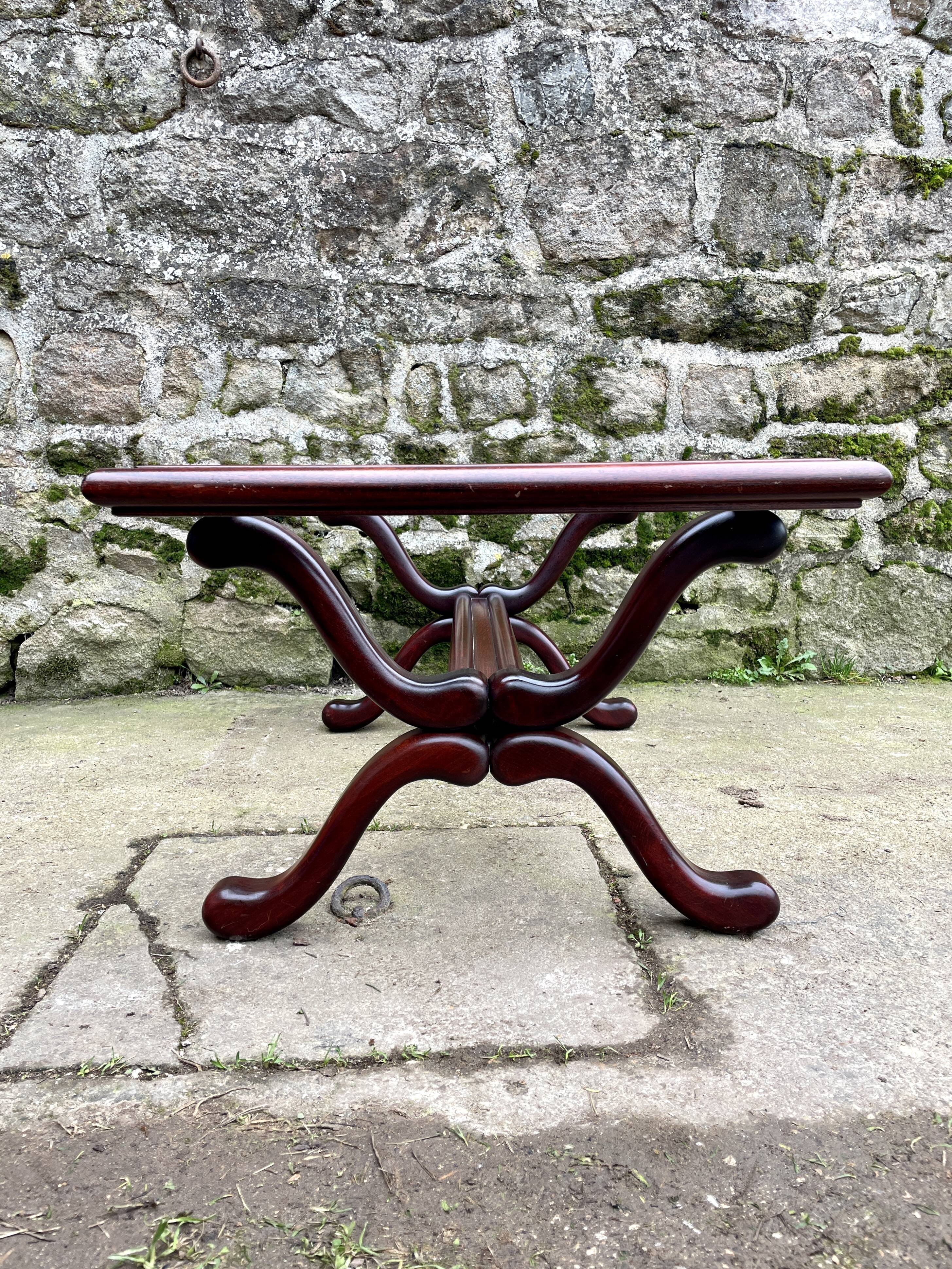 Coffee table in white marble and mahogany wood