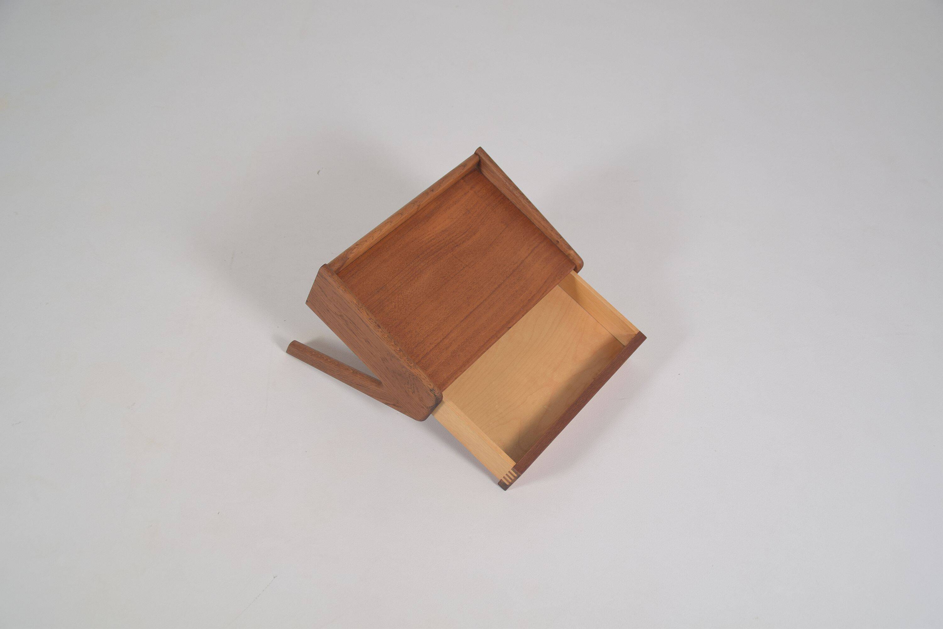 Floating bedside table by Sigfred Omann for Ølholm Møbelfabrik, 1960s