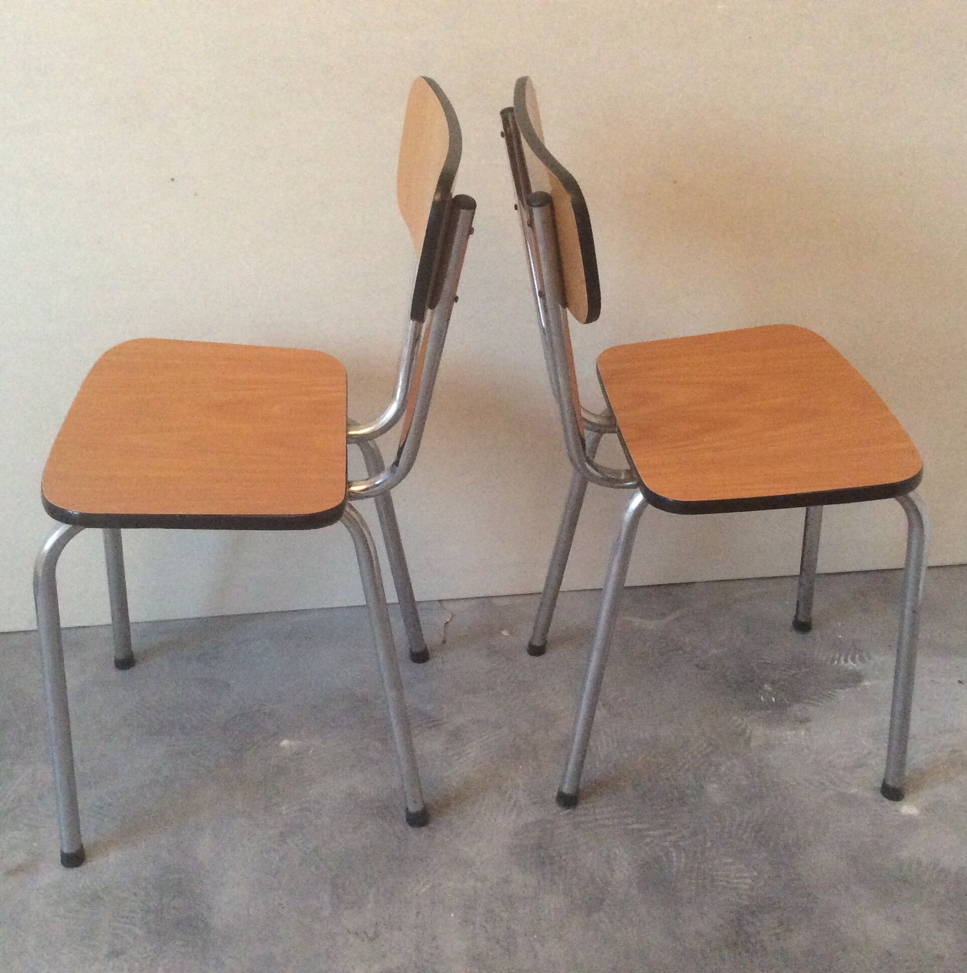 Lot of 2 formica chairs