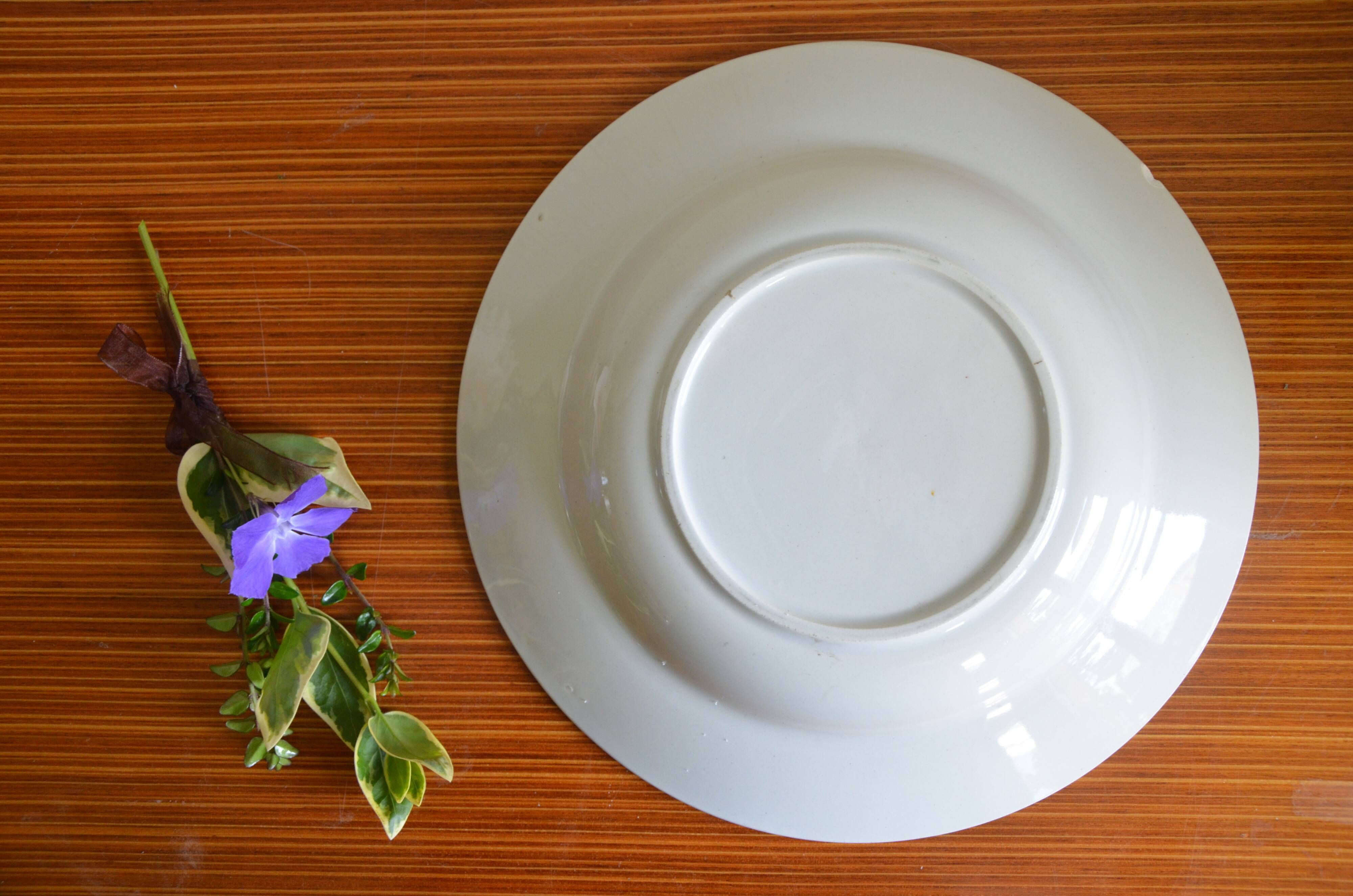Hollow dish aboard golden flowers
