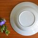 Plat creux à bord de fleurs dorées