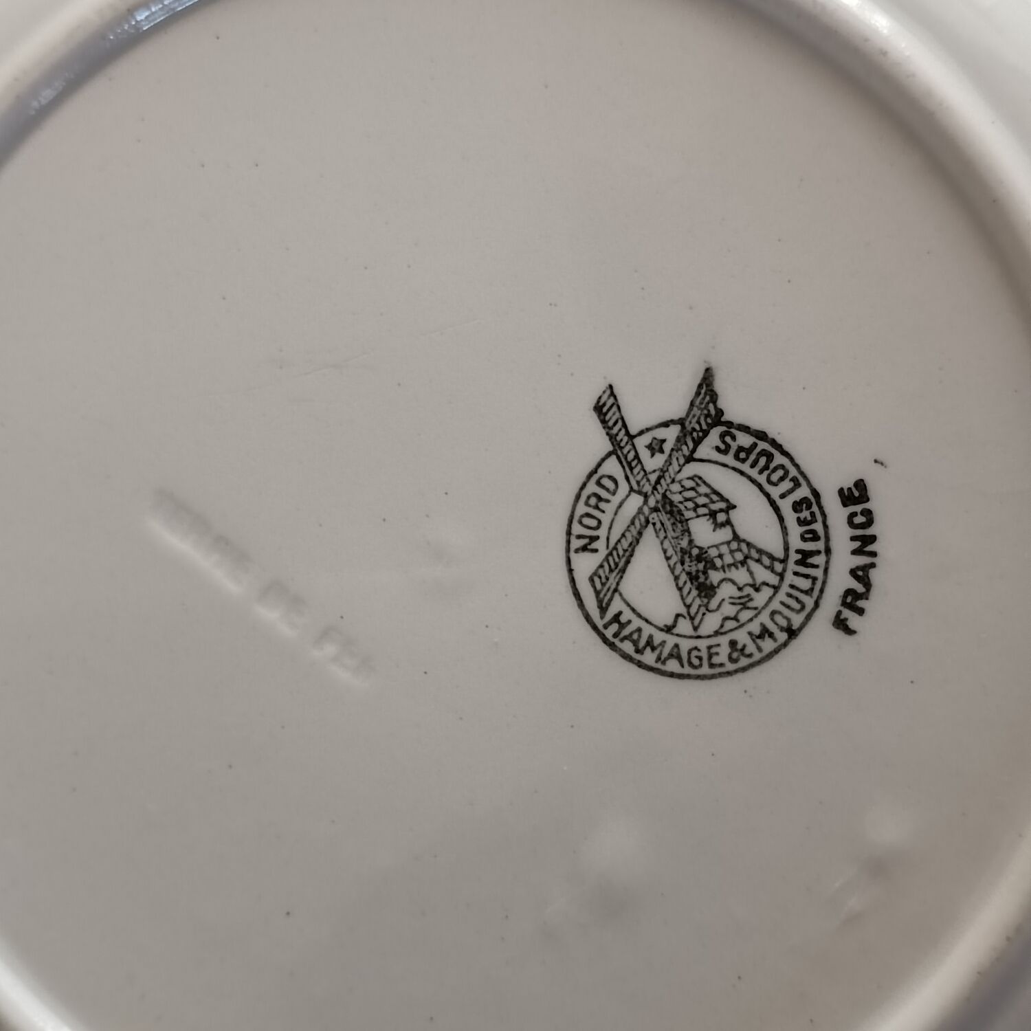 3 plates on board scalloped Moulin des loups