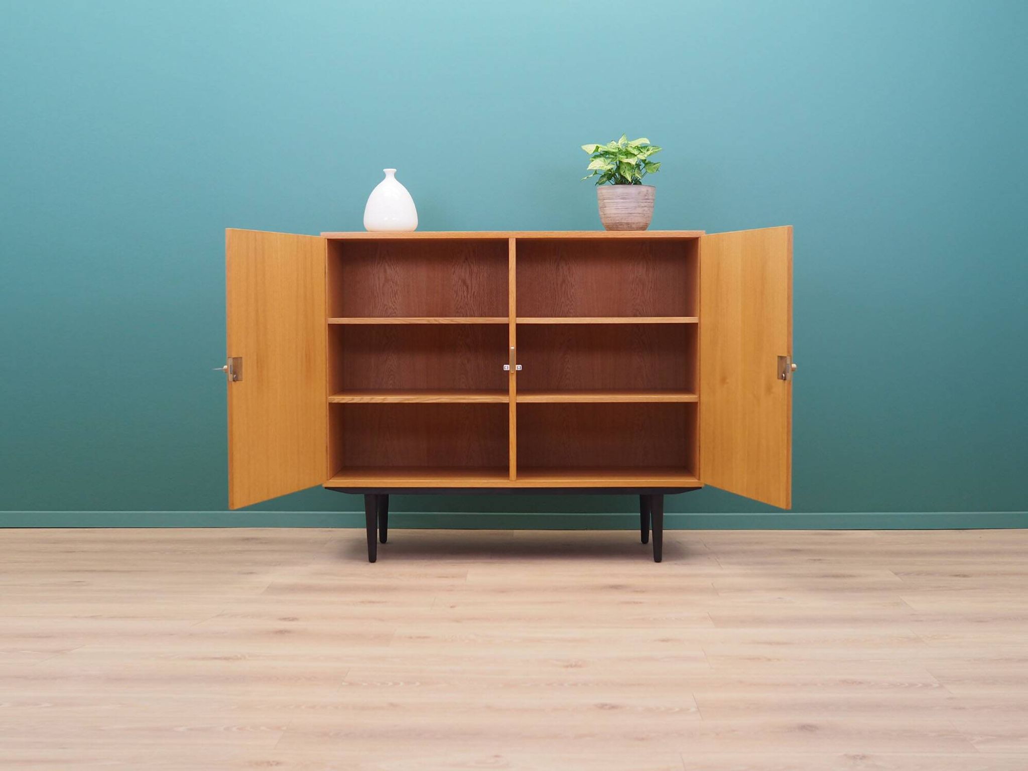 Meuble en frêne, design danois, années 1970, production : Danemark