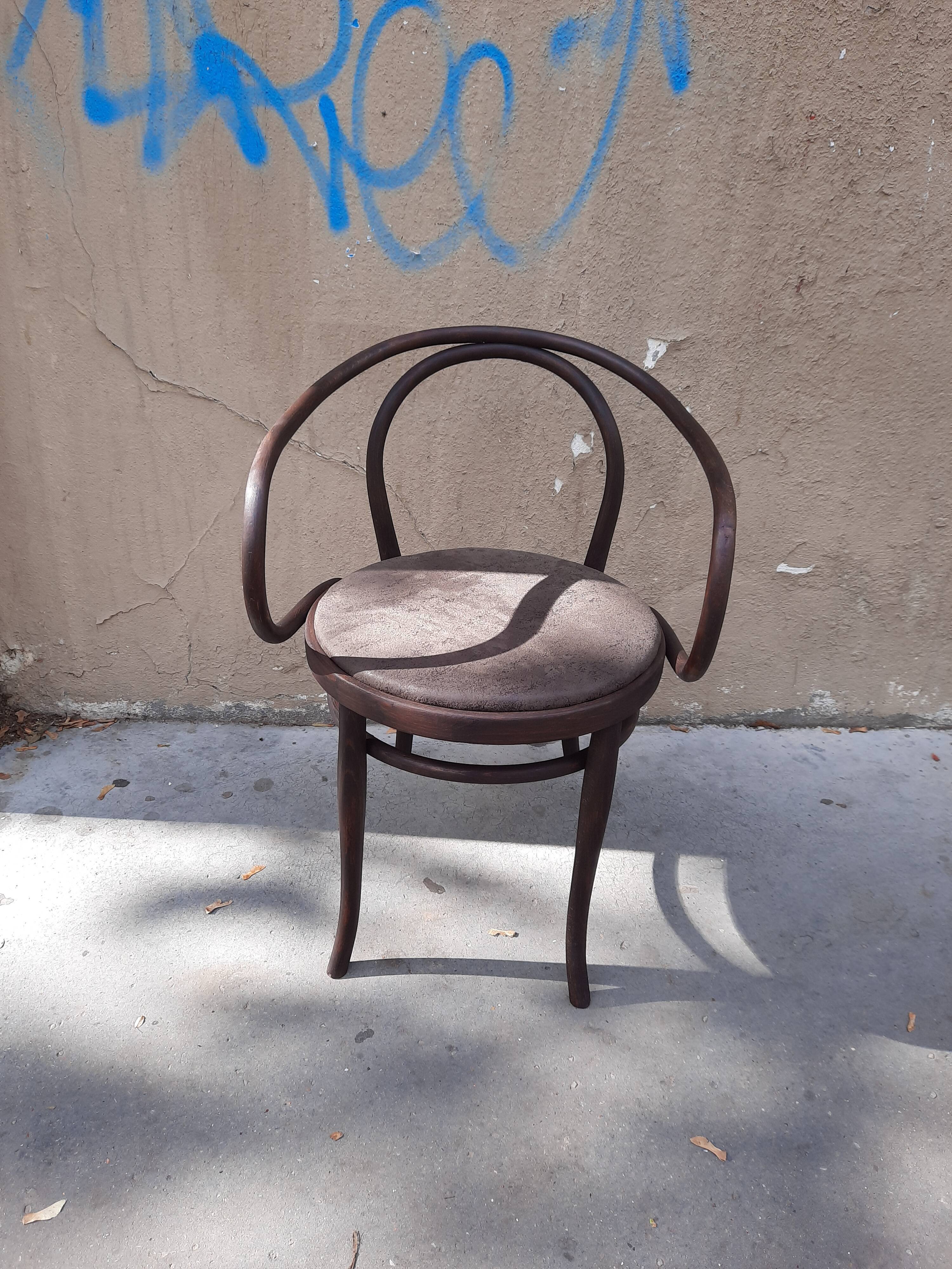 chair says Le Corbusier