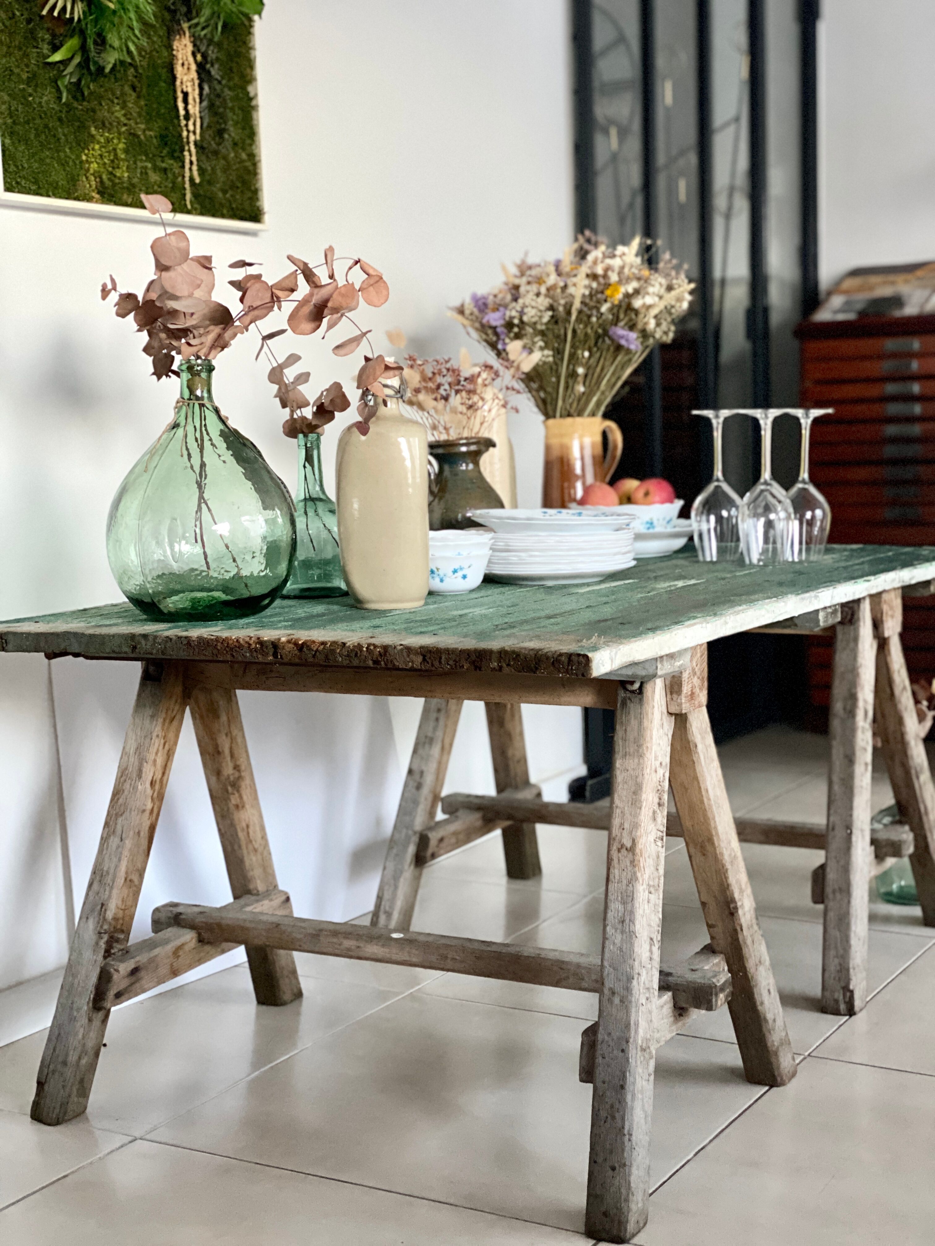 Table basse sur tréteaux anciens en bois