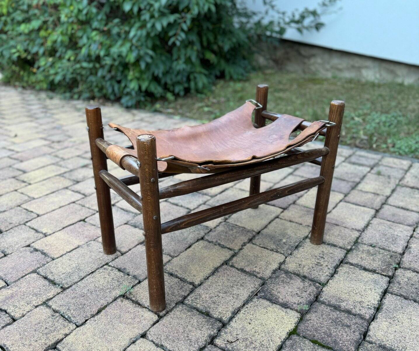 Vintage safari stool in brown leather and dark wood, 1960s, Mid-Century style.
