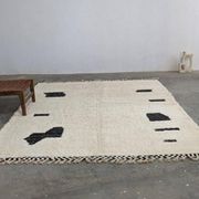 Beni Ourain carpet from the Atlas, made with traditional artisanal craftsmanship.