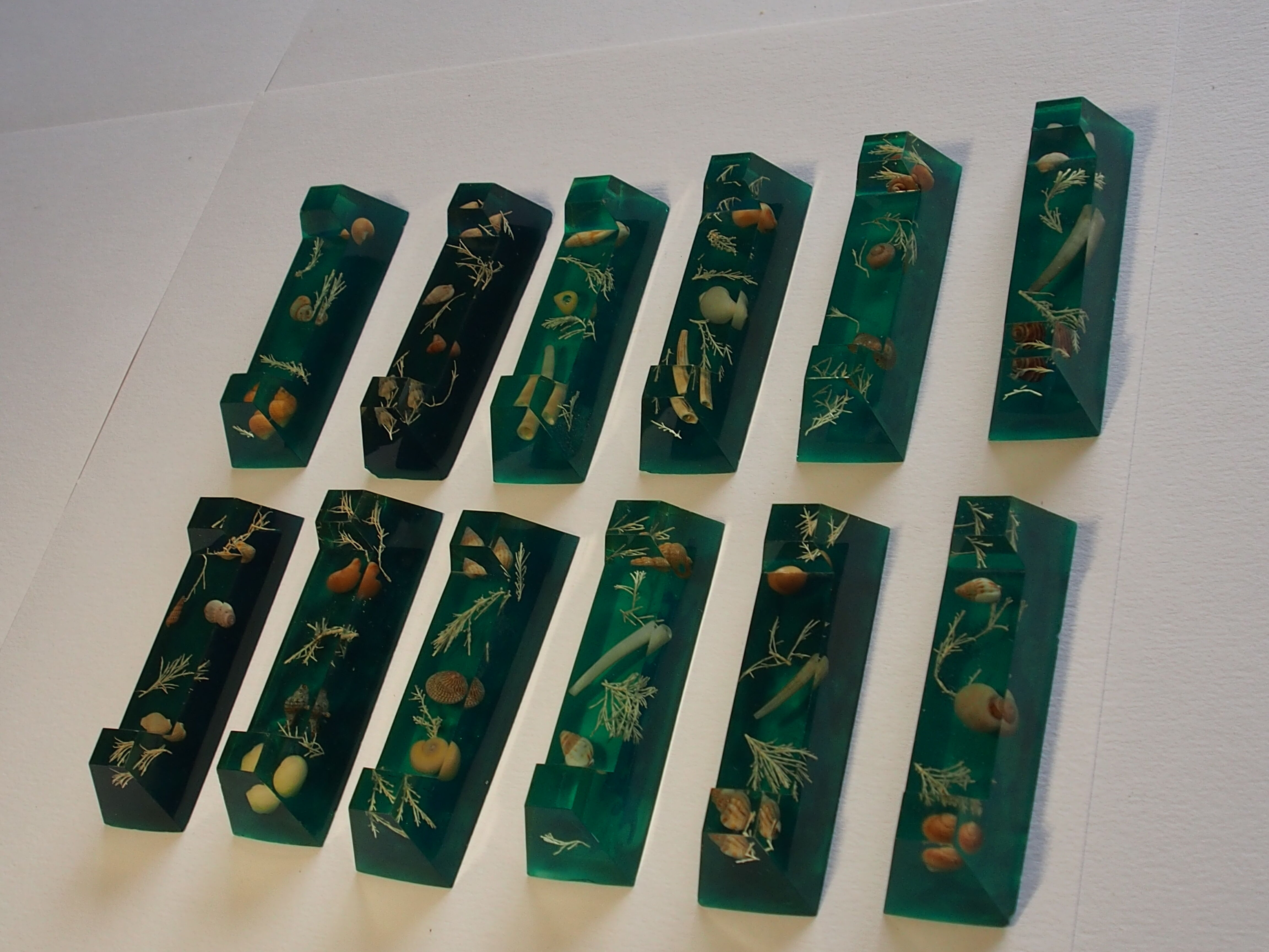 Knife holder in resin and inclusion of shells