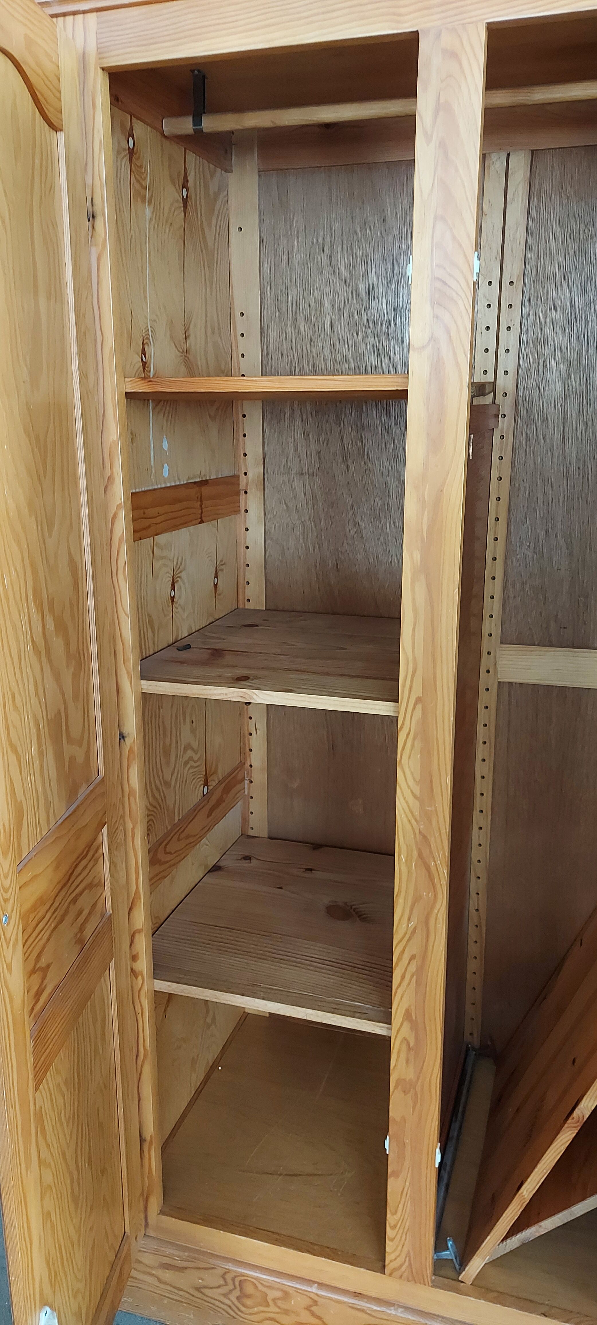 Wardrobe for children's room in pine