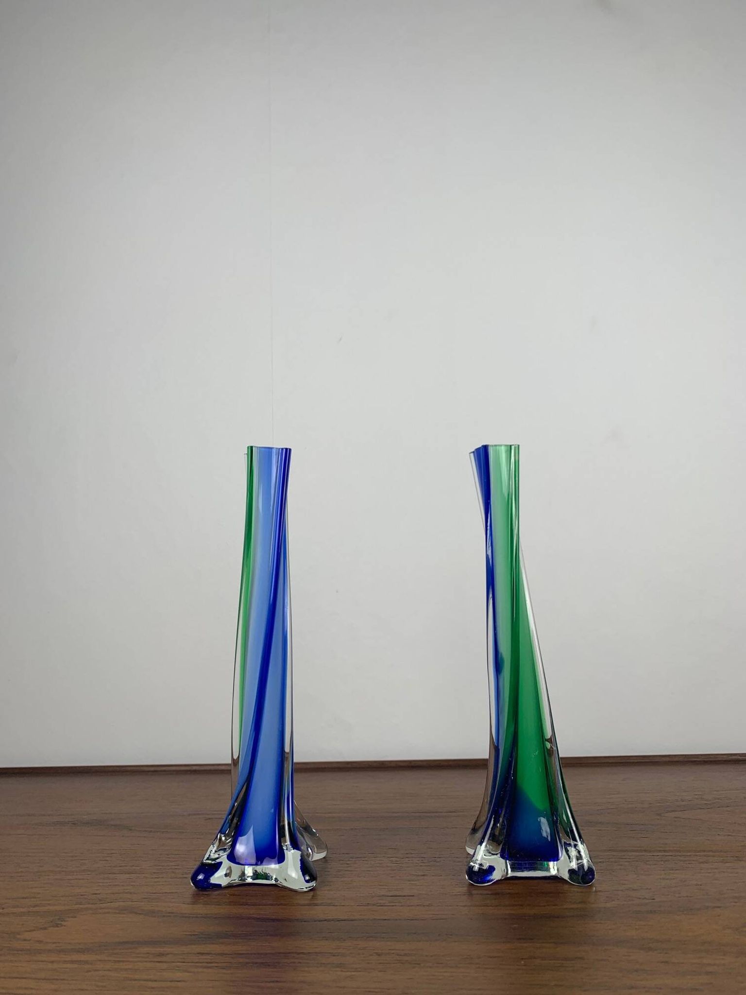 Duo de soliflores en verre soufflé de style Murano, vert et bleu