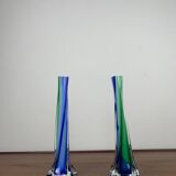 Duo de soliflores en verre soufflé de style Murano, vert et bleu