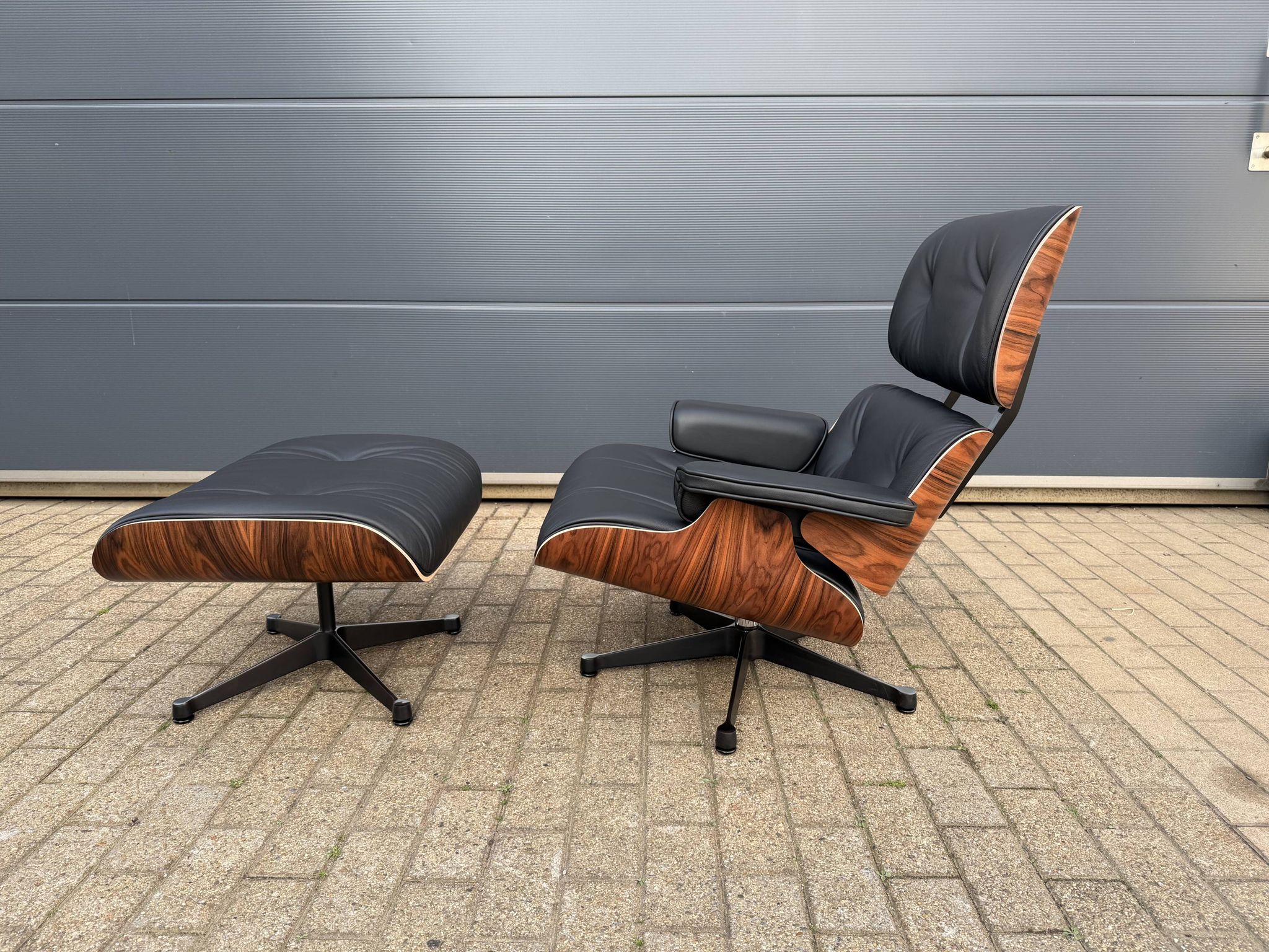 Vitra Eames Lounge chair XL + Ottoman, Zwart leder & Santos Palissander