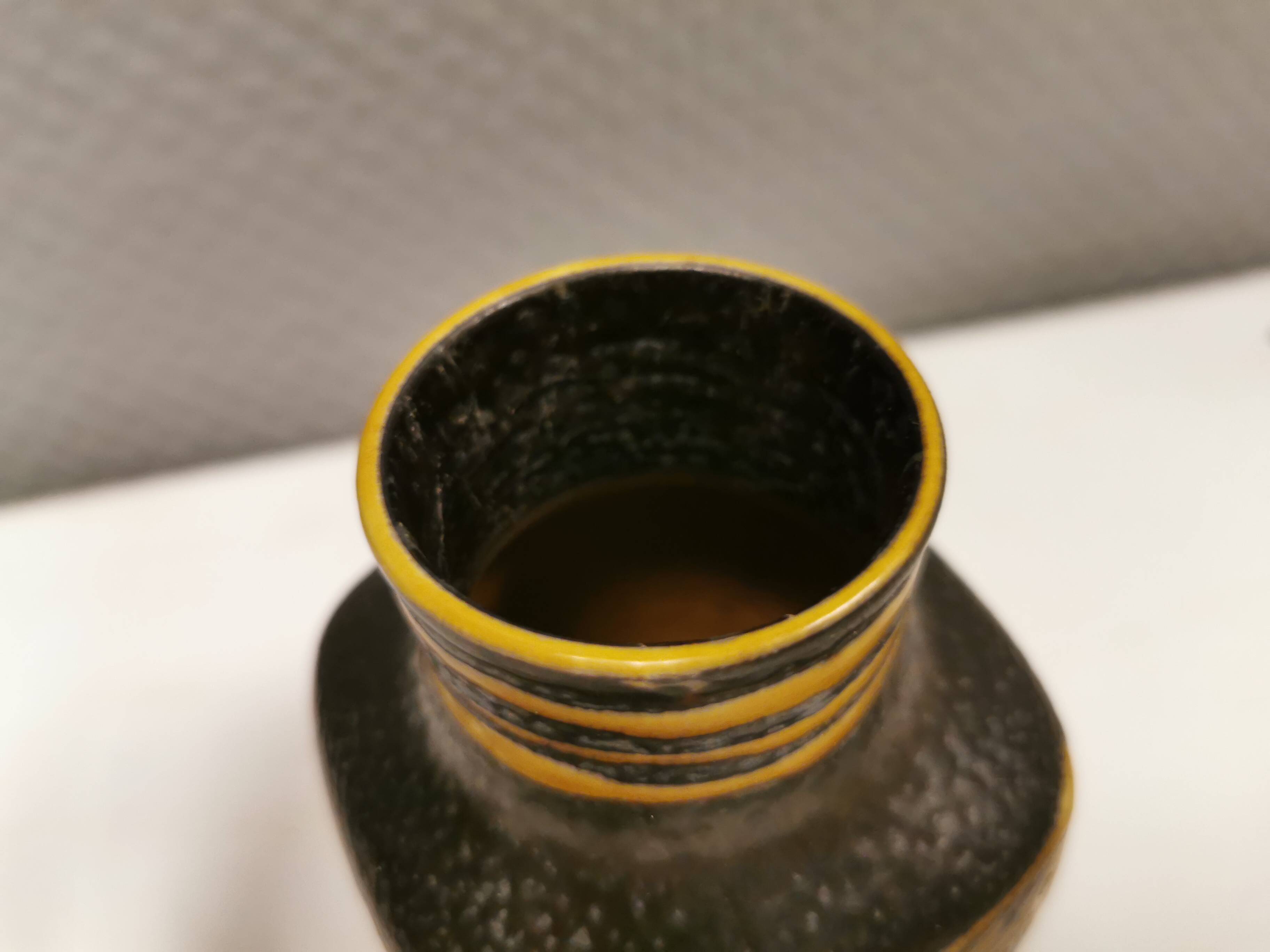 Small ceramic vase, designed by Nils Thorsson for Aluminia/Royal Copenhagen in the 1950-60s.