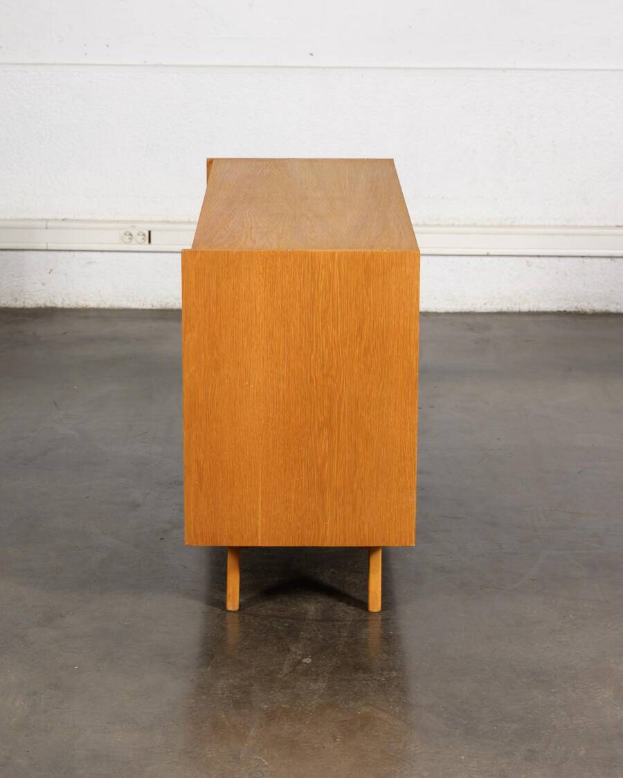 Buffet Jiri Jiroutek tiroirs jaunes