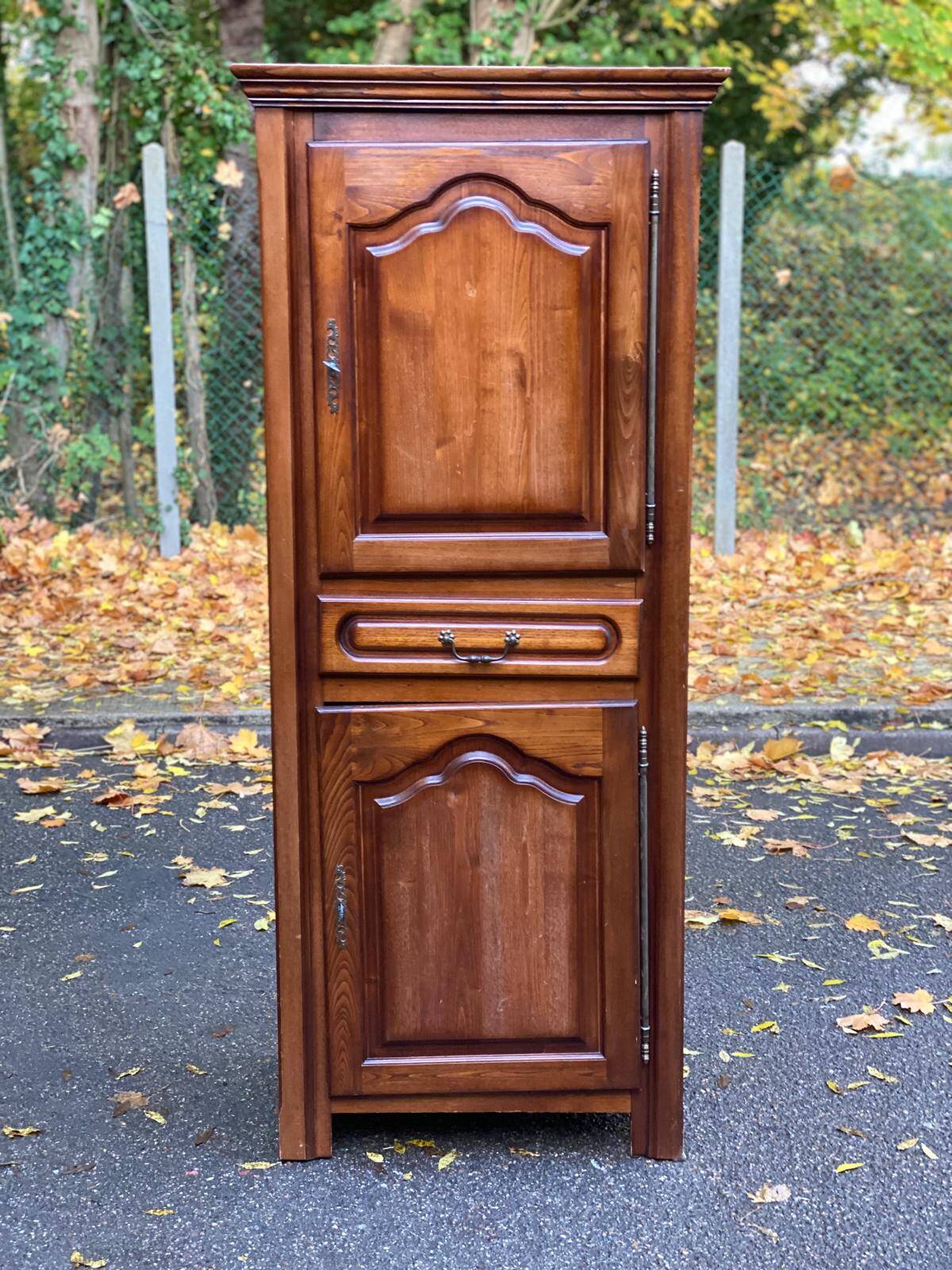 Armoire vintage en bois massif d'aulne