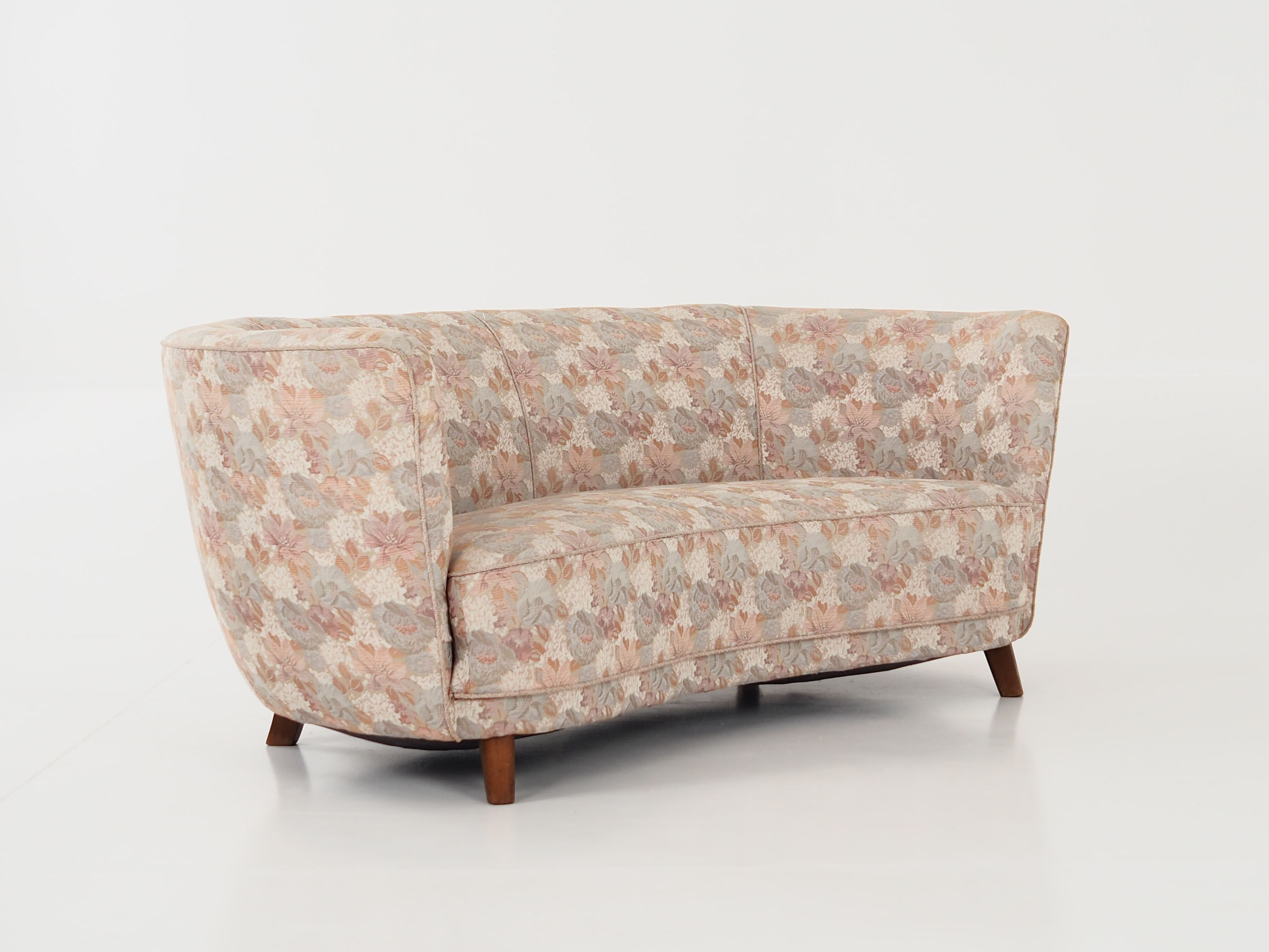 Banana-shaped sofa 1970s design