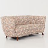 Banana-shaped sofa 1970s design