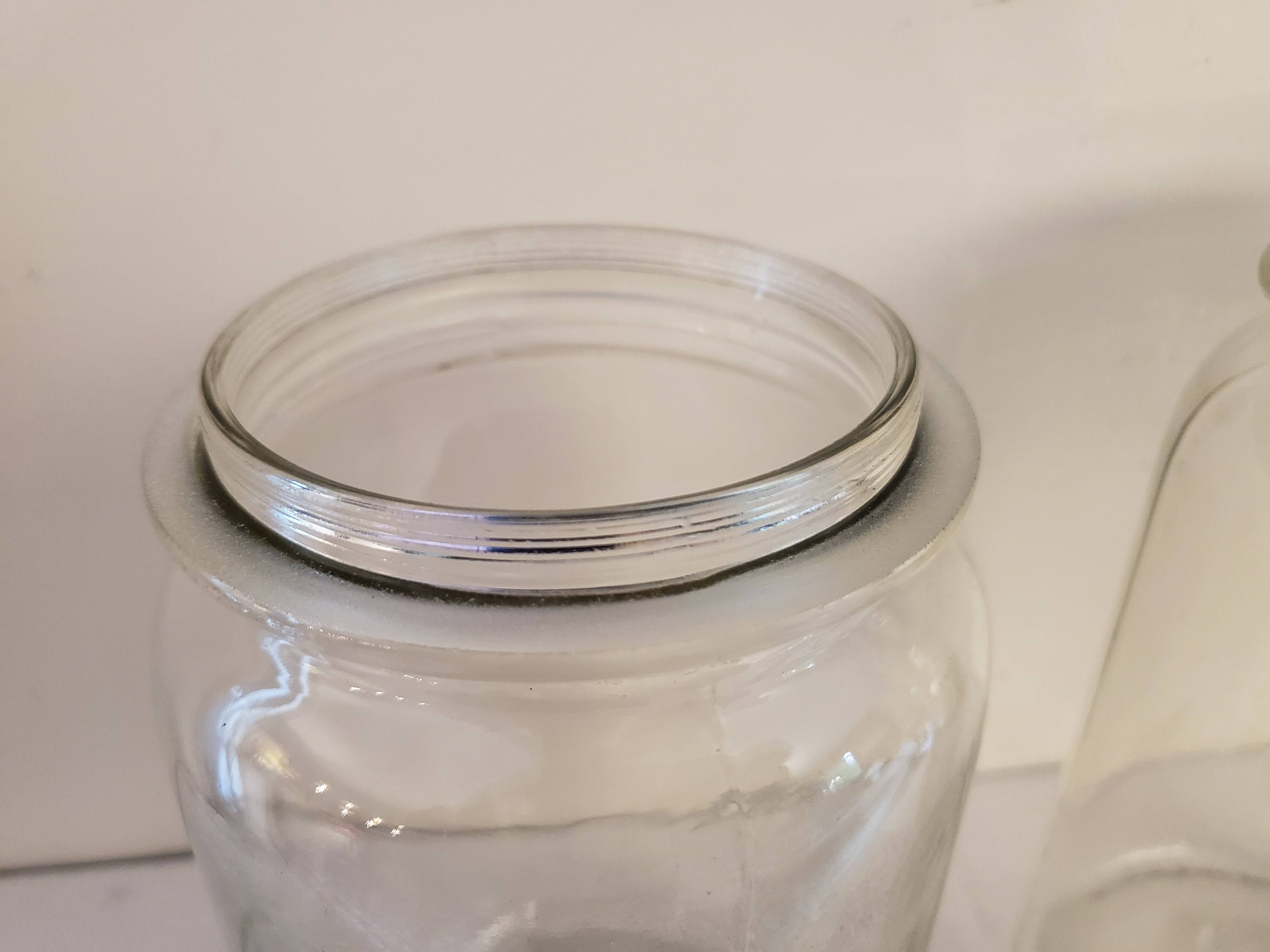 2 glass jars with lid