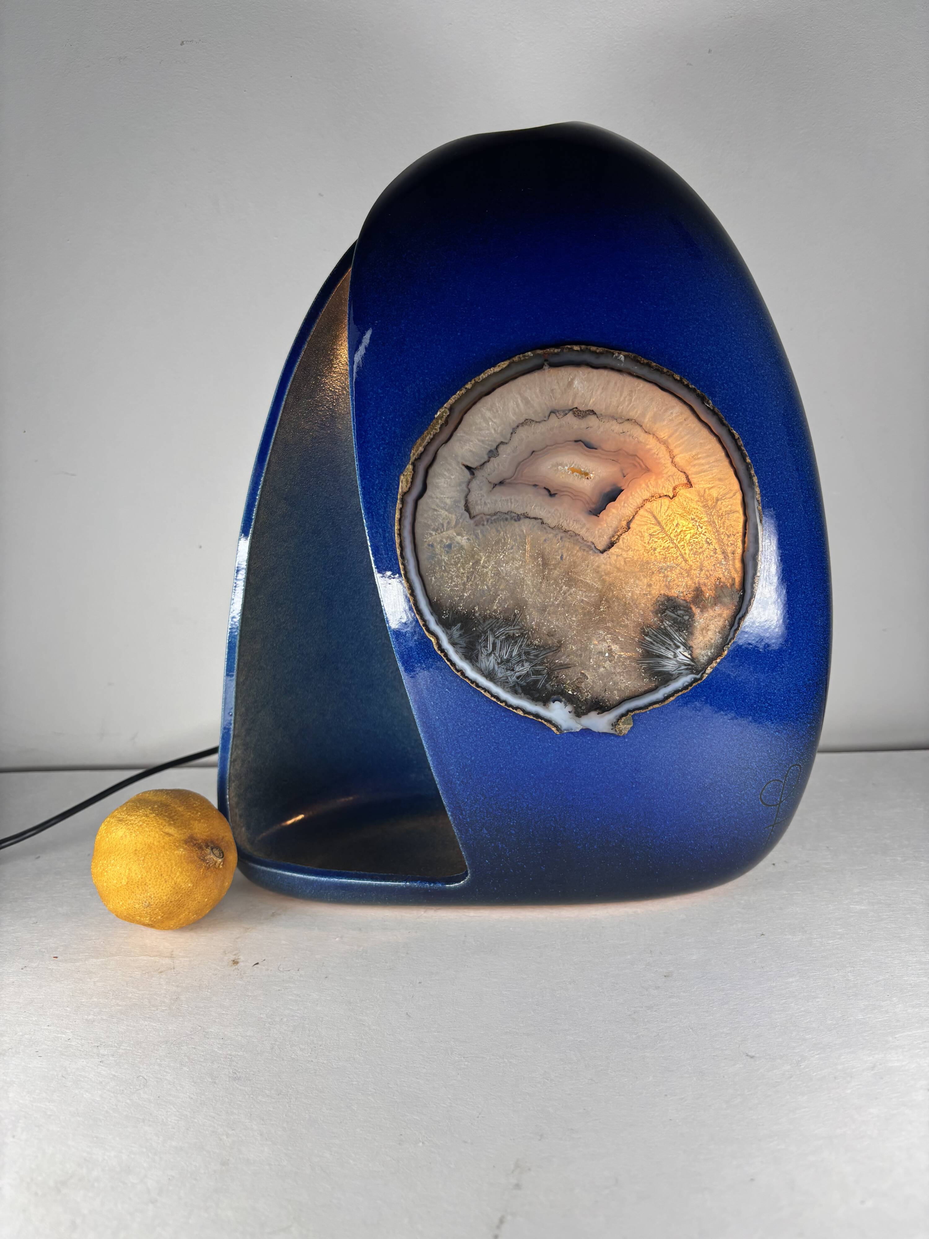 Sculptural lamp in ceramic and slice of agate, France 1970 signed.
