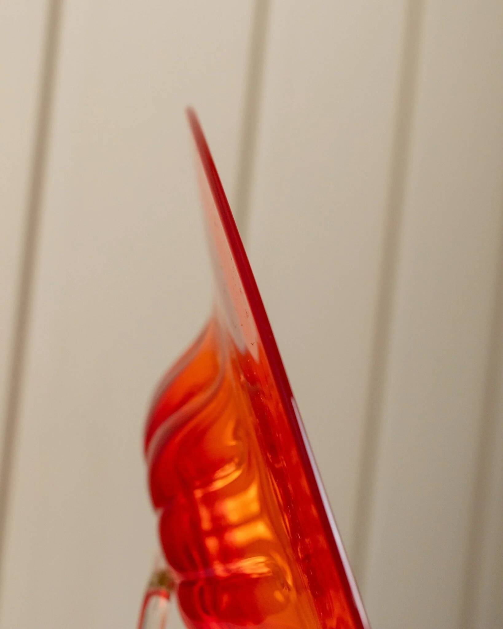 Bol en verre de Murano XL, années 1920, rouge vif avec médaillon central strié, verre décoratif.