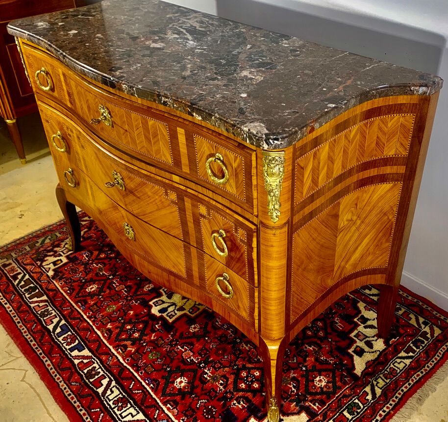 Chest of drawers with curved façade, transition style, in veneer of precious wood