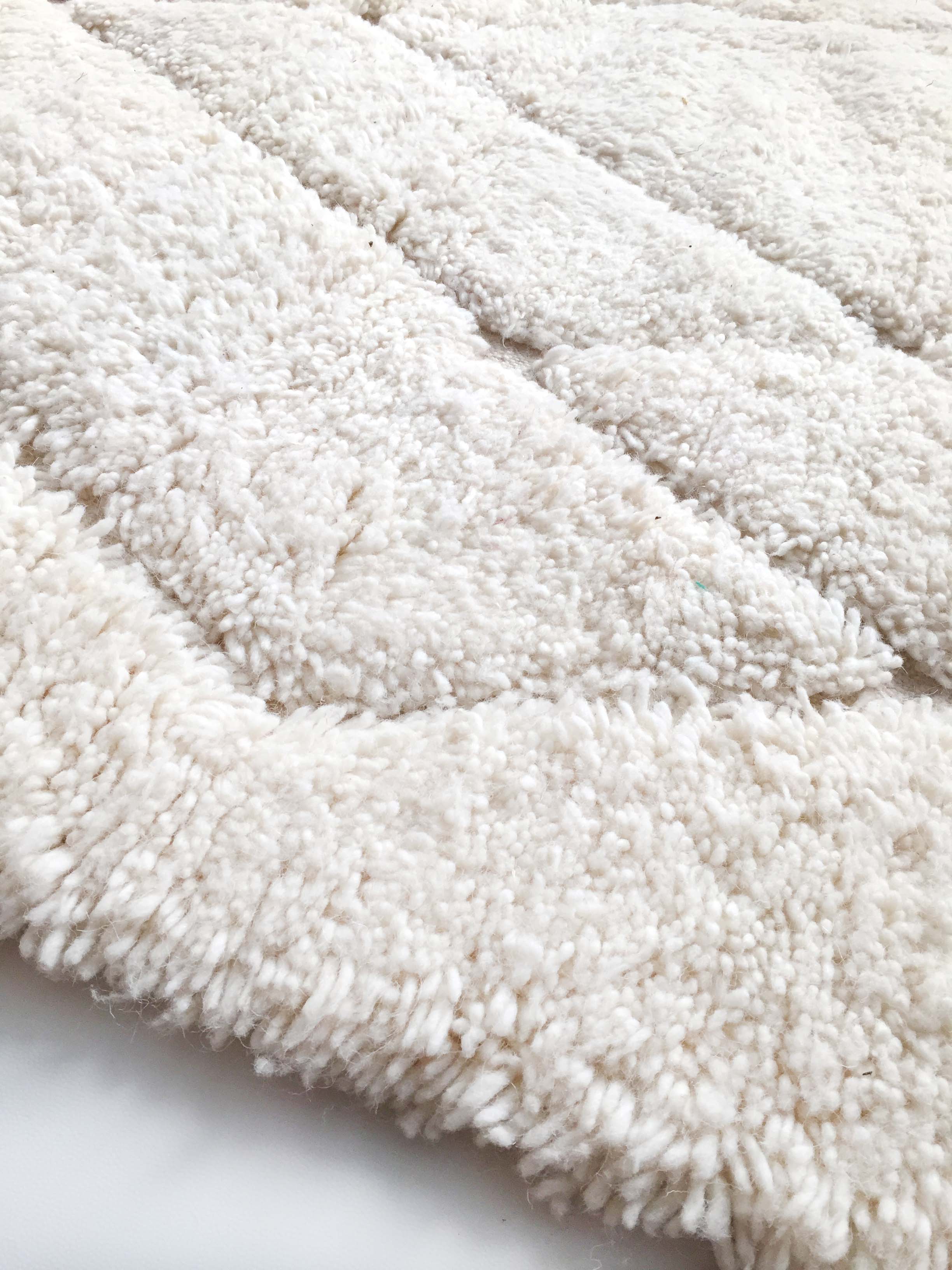 Tapis berbère marocain Beni Ouarain écru uni à losanges gravés 300x200cm