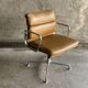 Fauteuil en cuir camel EA 208 par Charles Eames pour Herman miller