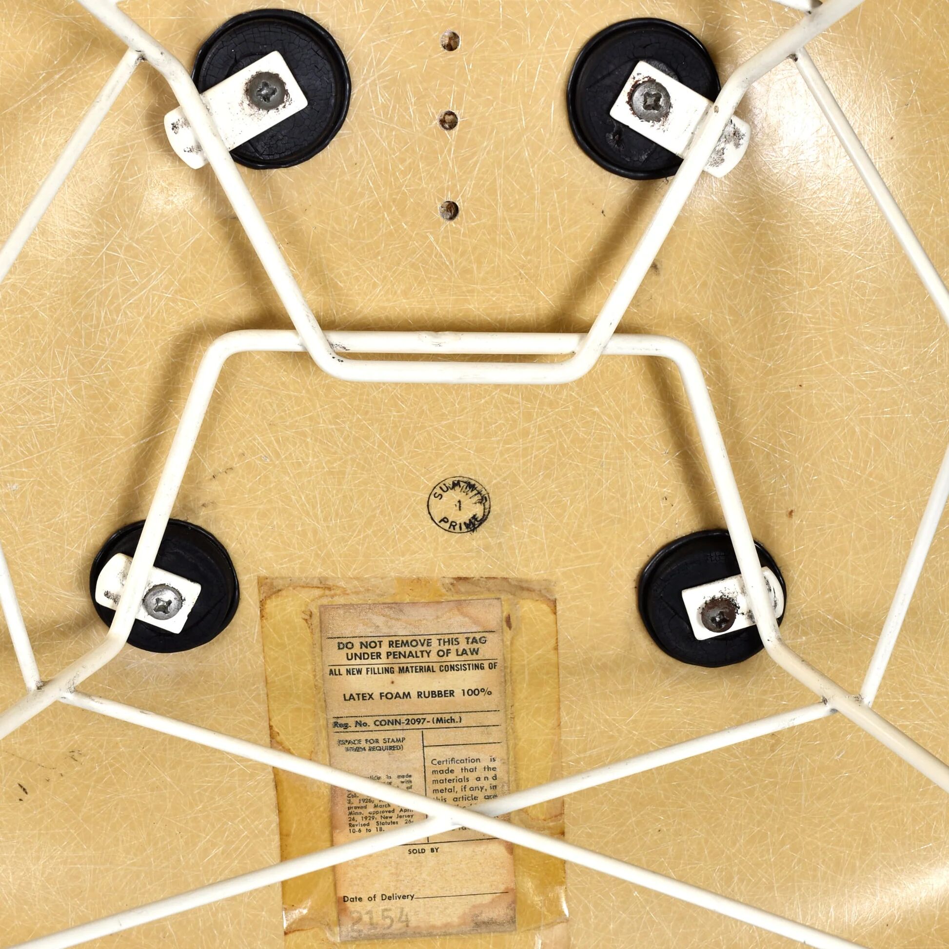 Paire de chaises coque LAR Eames pour Herman Miller avec des coussins en Naugahyde jaune.