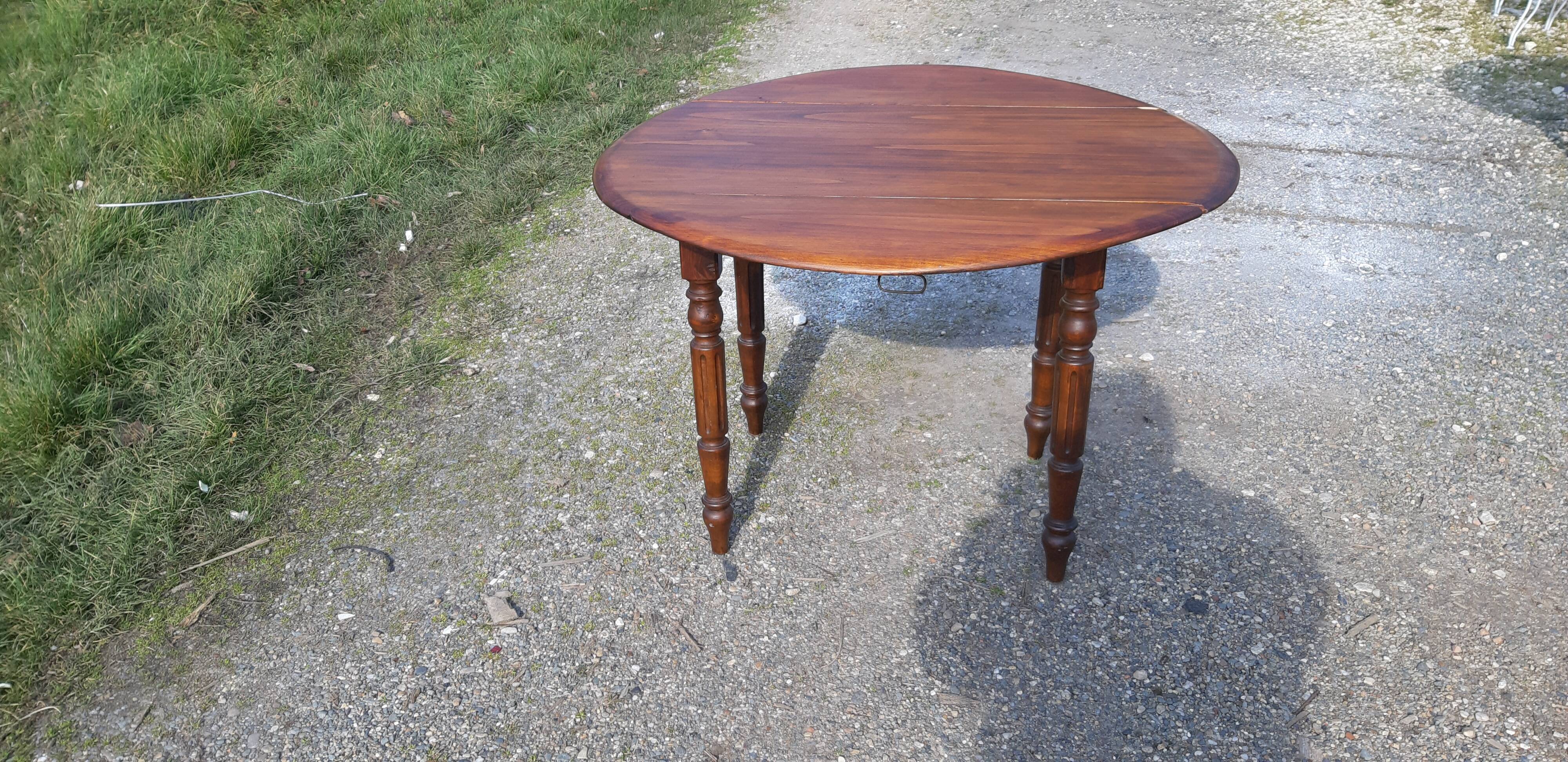 Round table in pine , with flaps