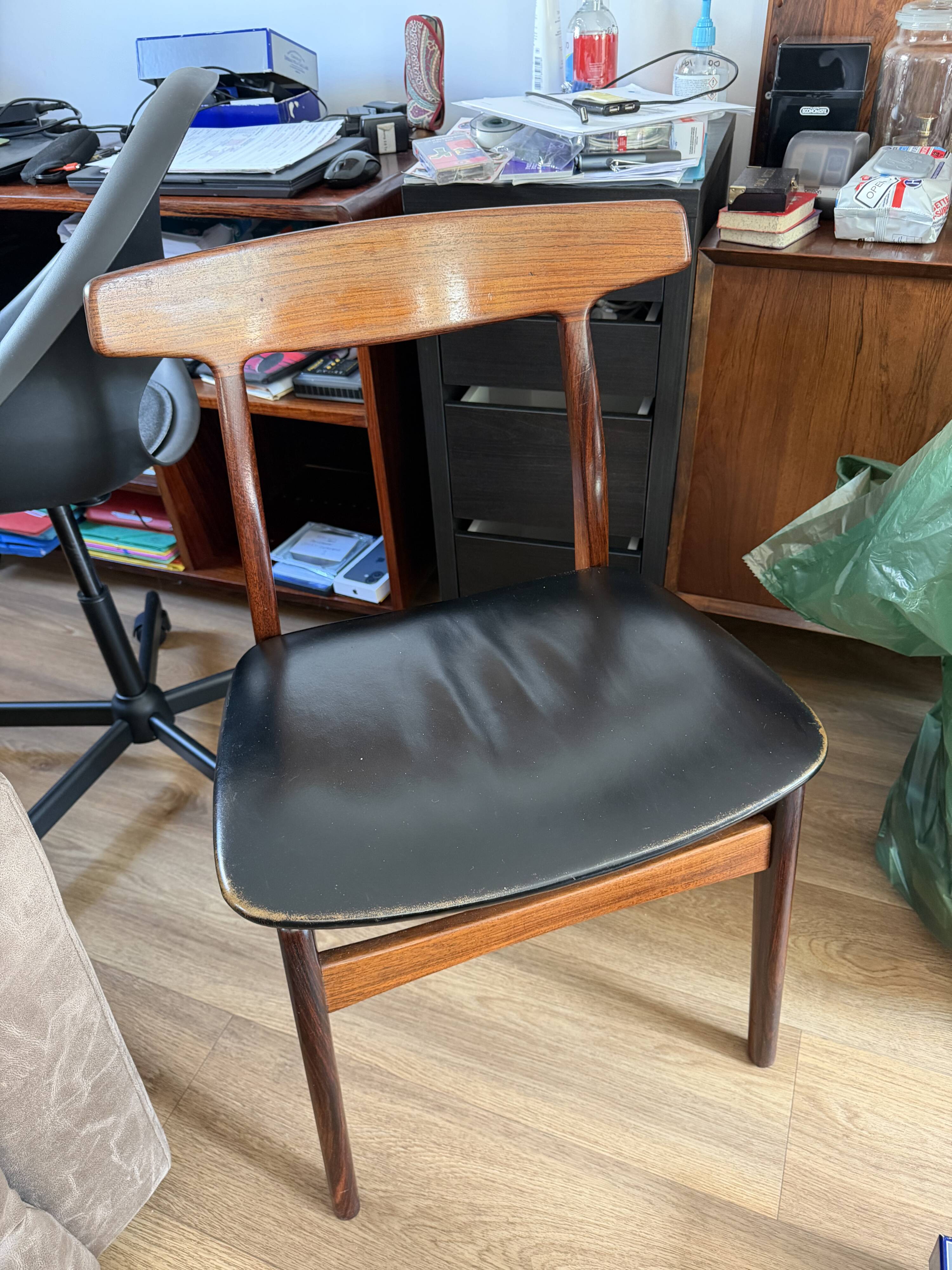 Dining table and 4 chairs in rosewood from the 60s/70s.