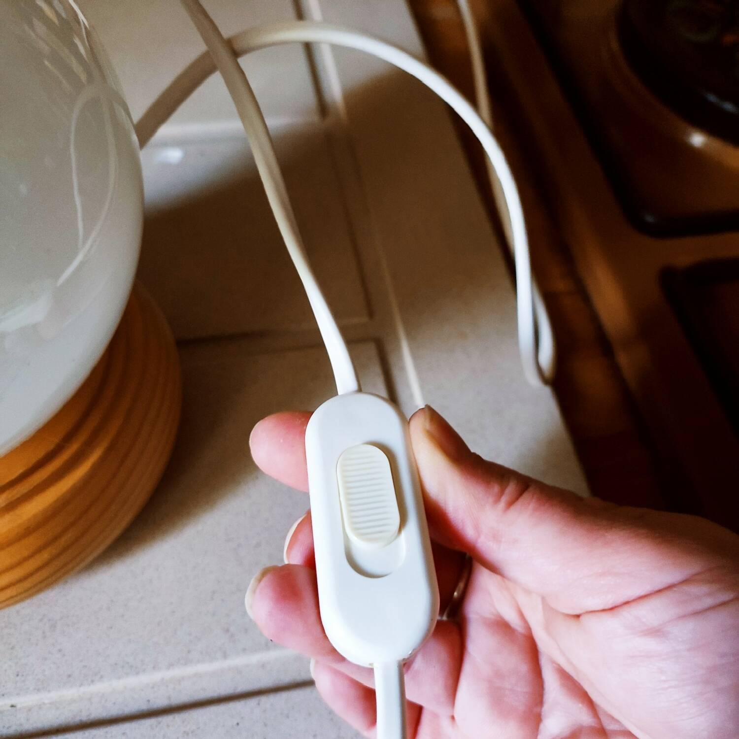 Lampe à poser en bois et opaline