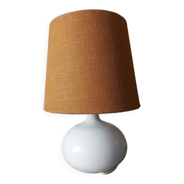 Lampe en céramique blanche avec abat jour en jute