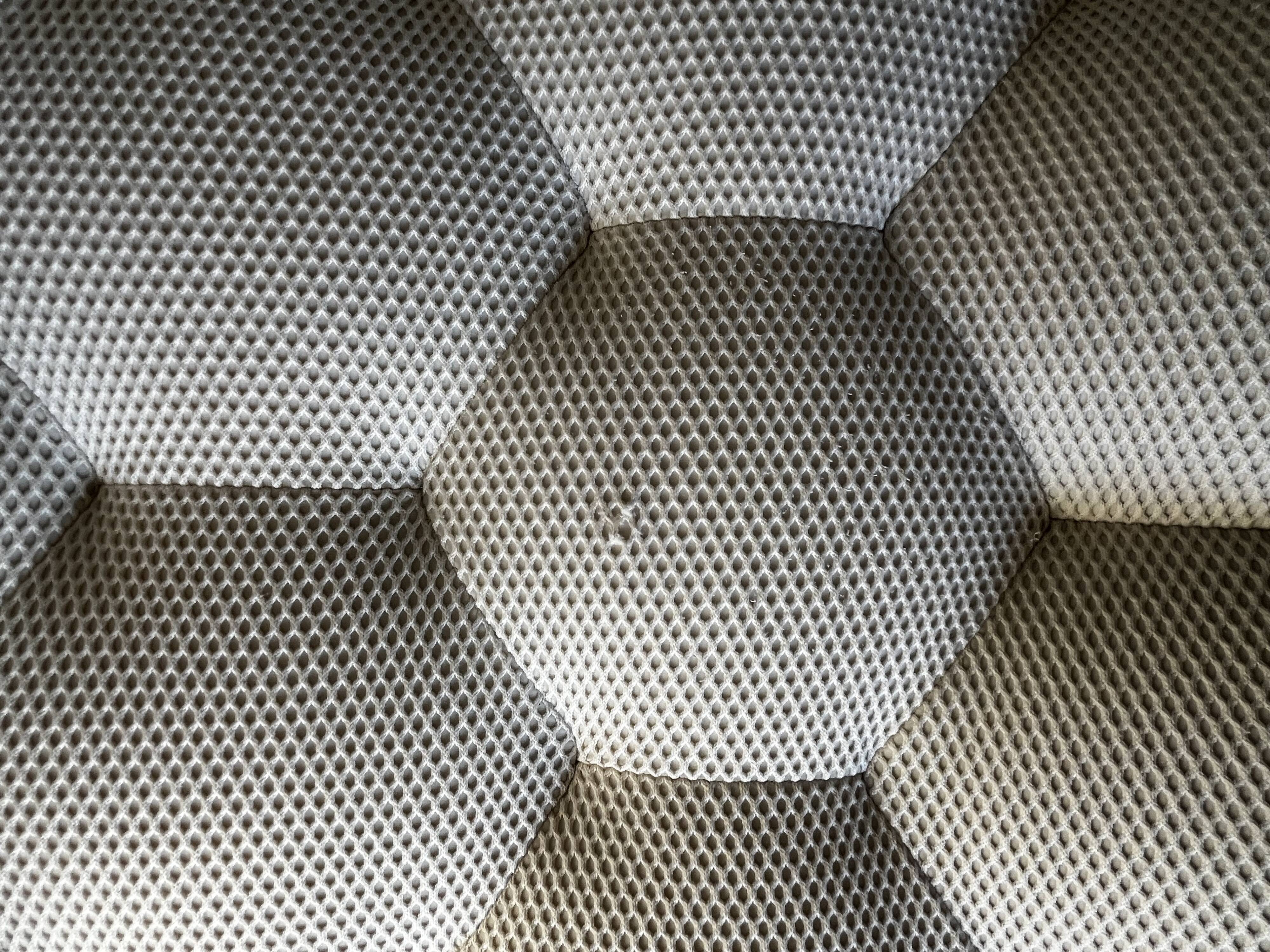 Roche Bobois canapé bubble April 2024. White. A frayed mesh.