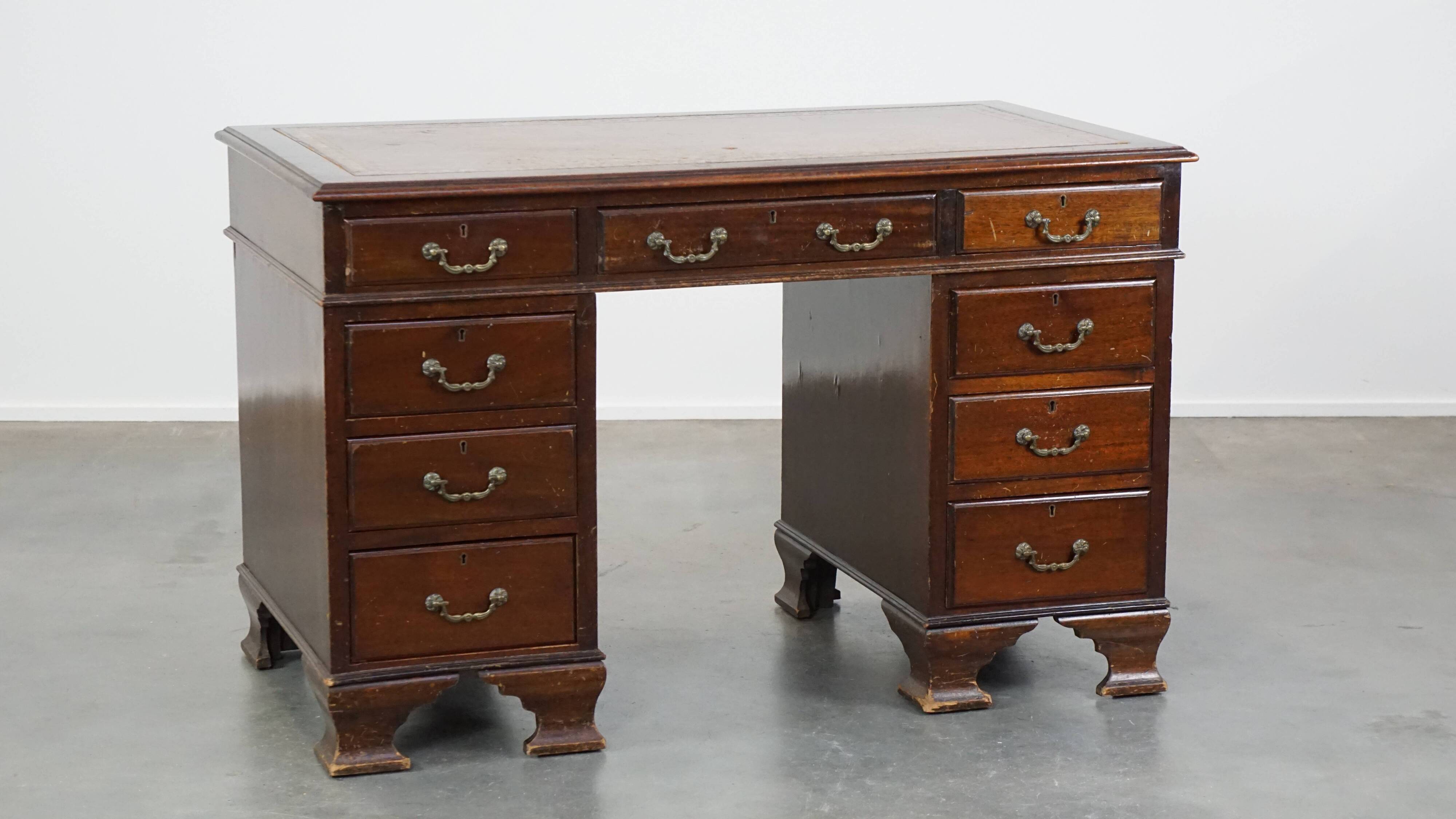 Bureau anglais 9 tiroirs en bois et cuir