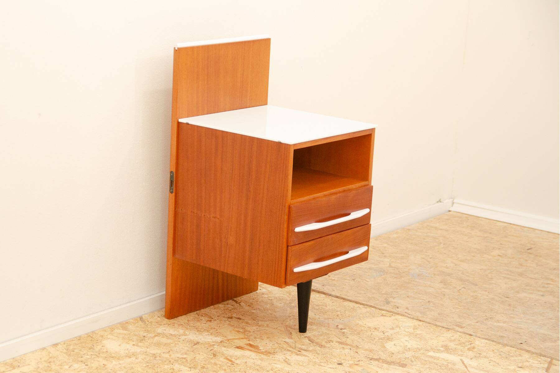 Table de nuit du milieu du siècle entièrement rénovée par Mojmír Požár, années 1960, Tchécoslovaquie