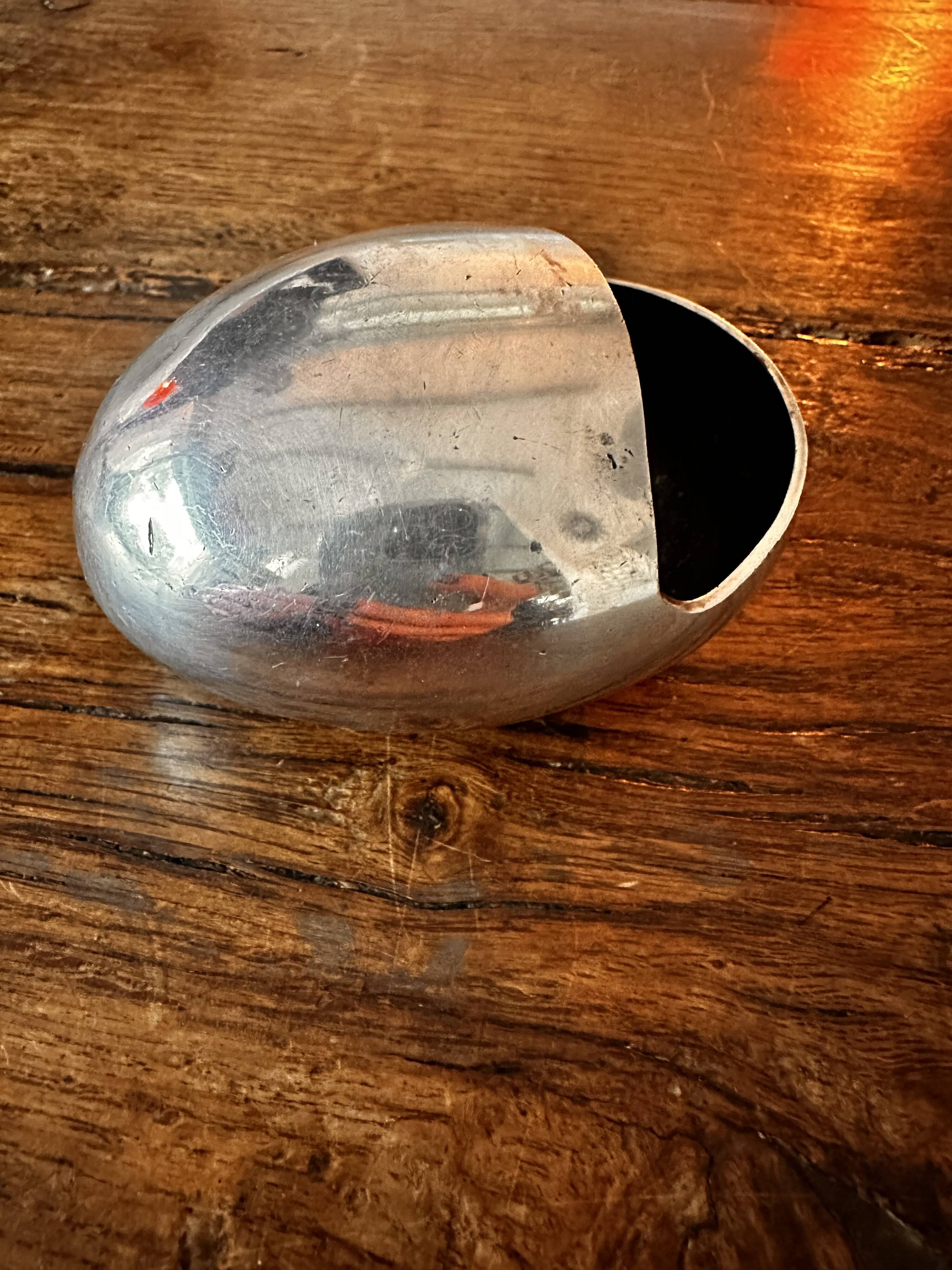 Egg ashtray “the smile” by Carl Cohr