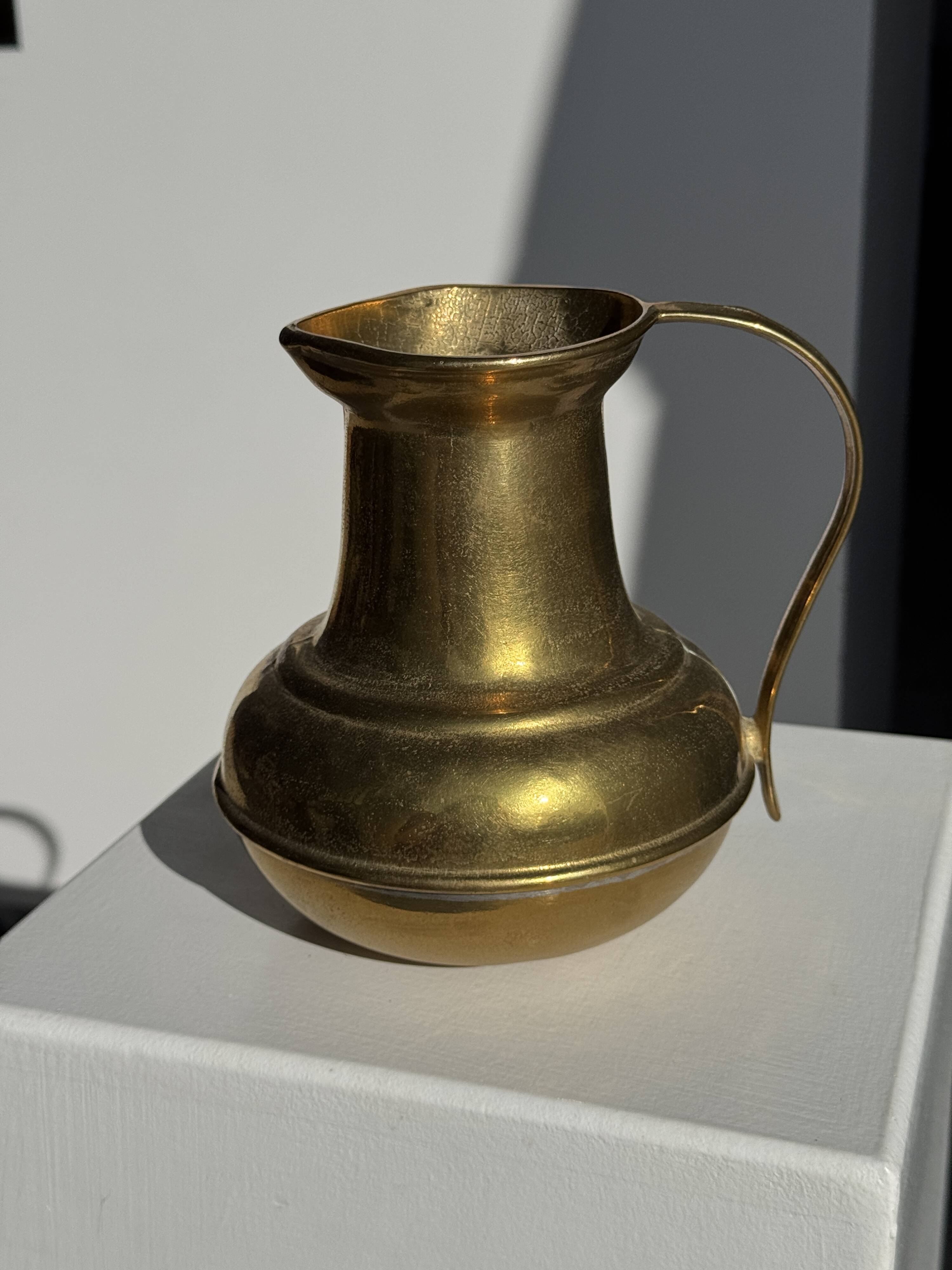 Carafe or metal jug with a rounded body H18