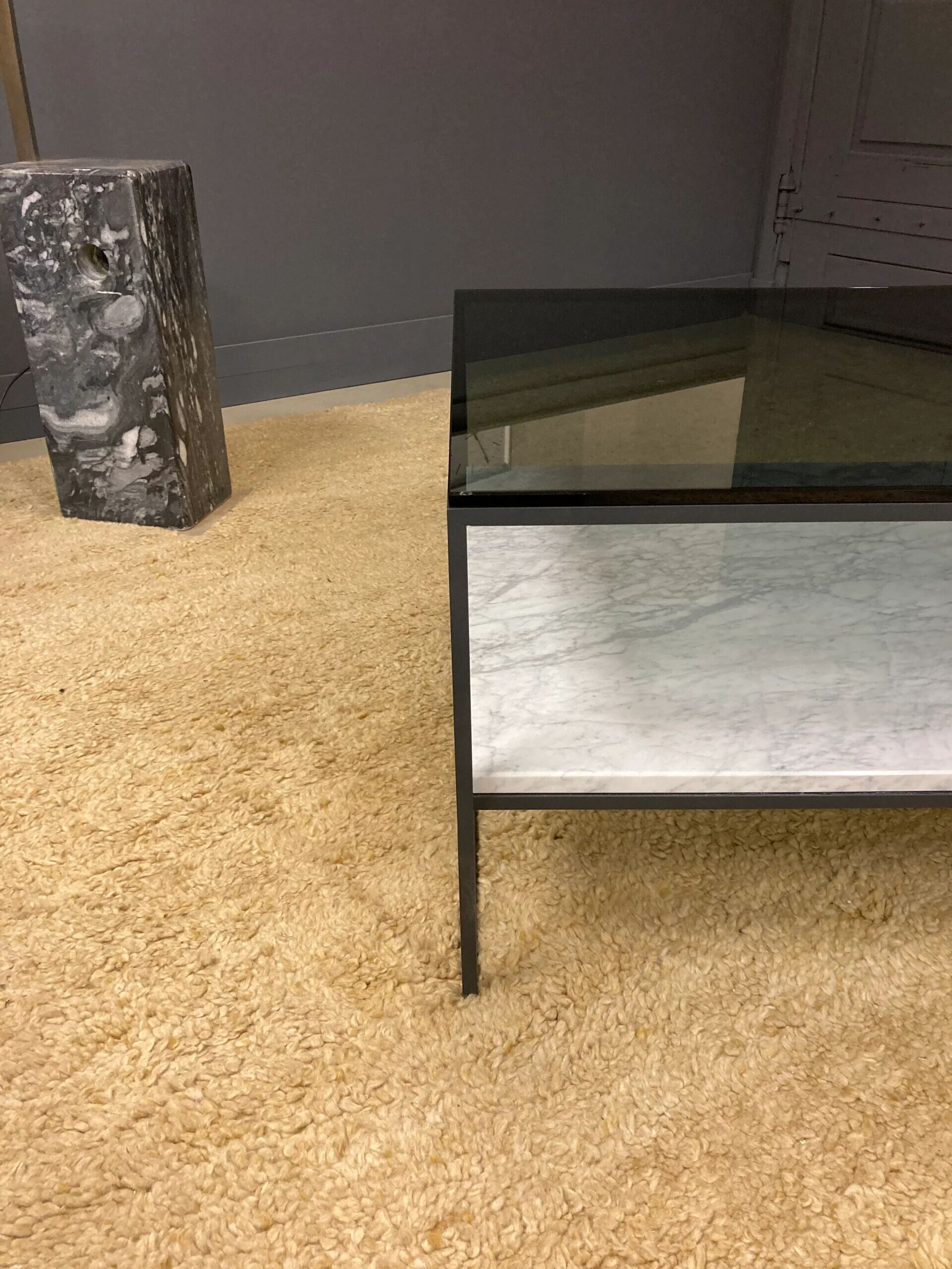 Table basse en marbre et en verre des années 1980