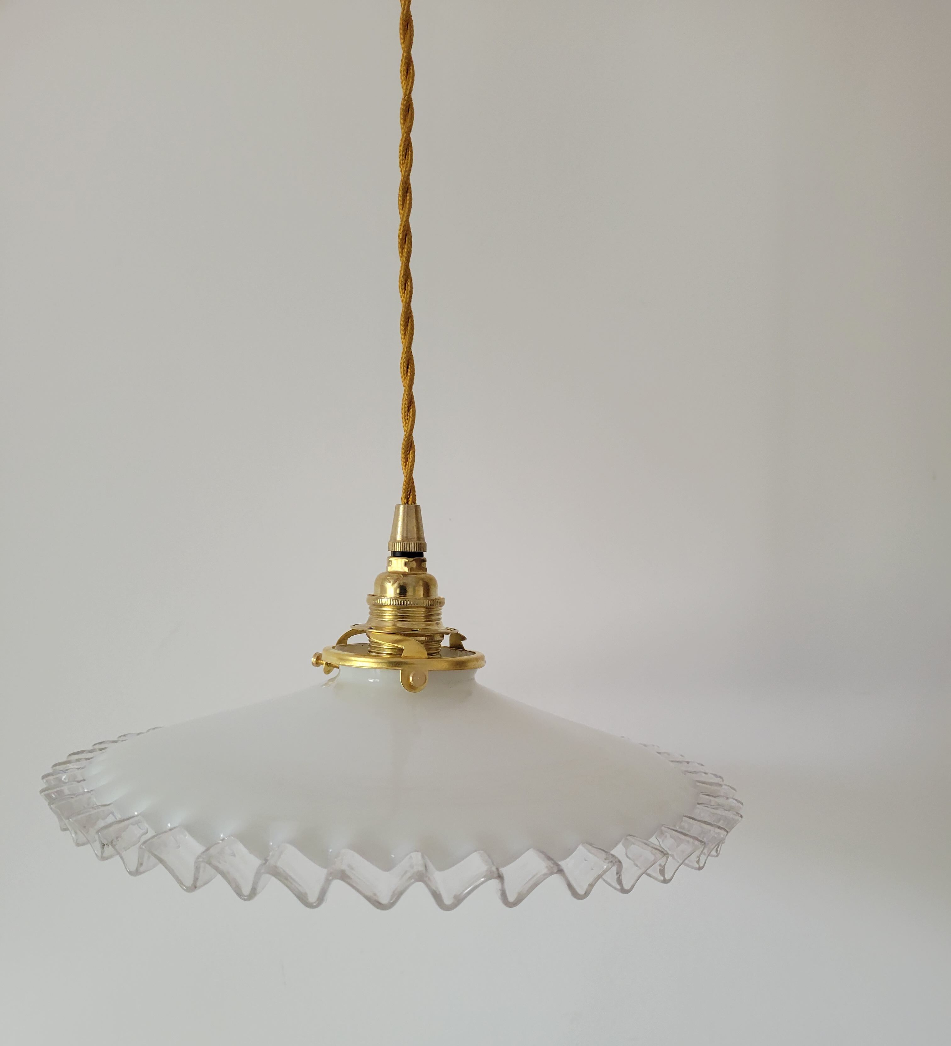 Serrated opaline suspension