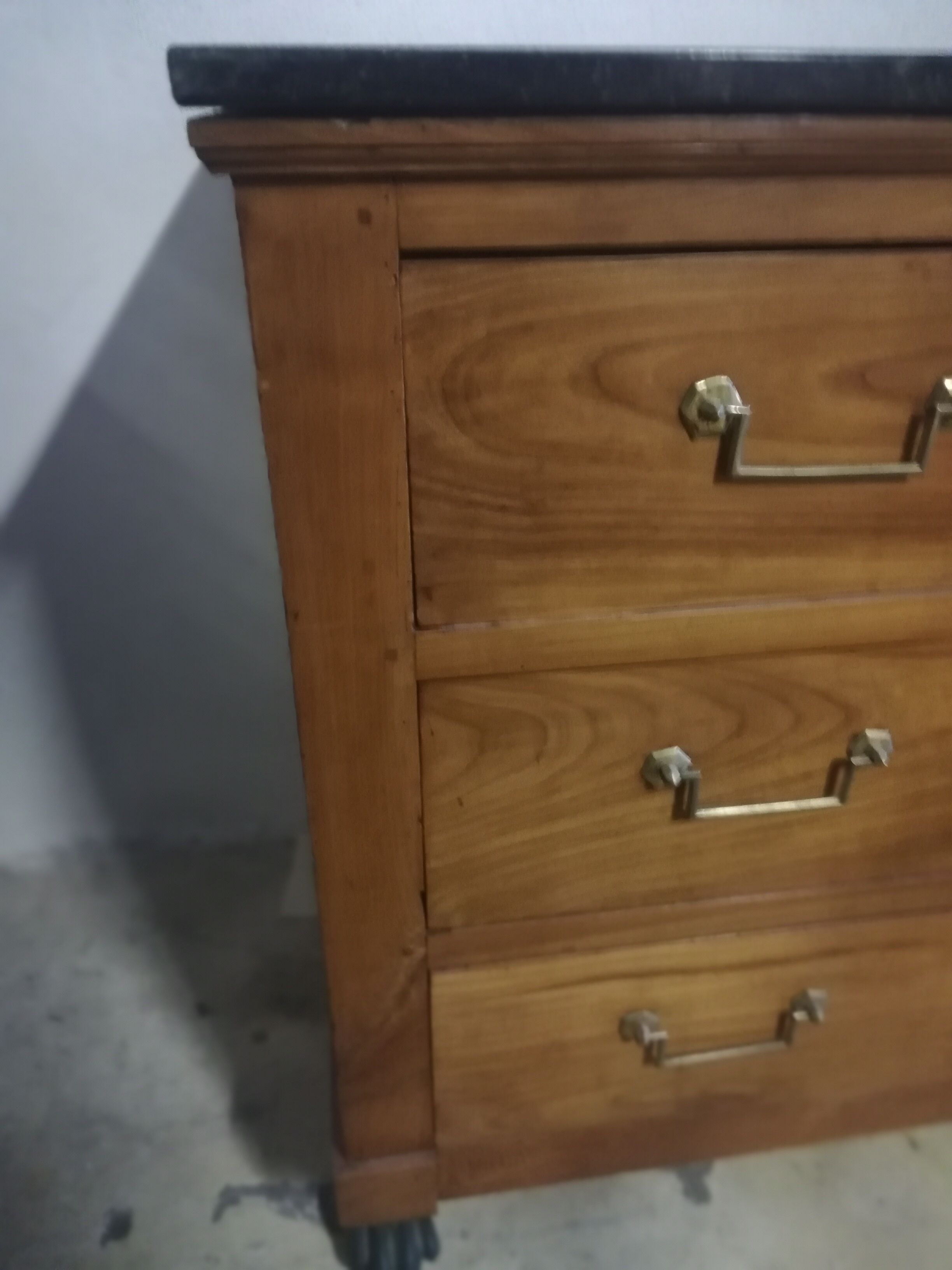 Commode empire en merisier avec un marbre noir