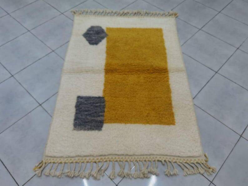 Traditional hand-woven Beni Ouraine rug, size 150 x 250 cm